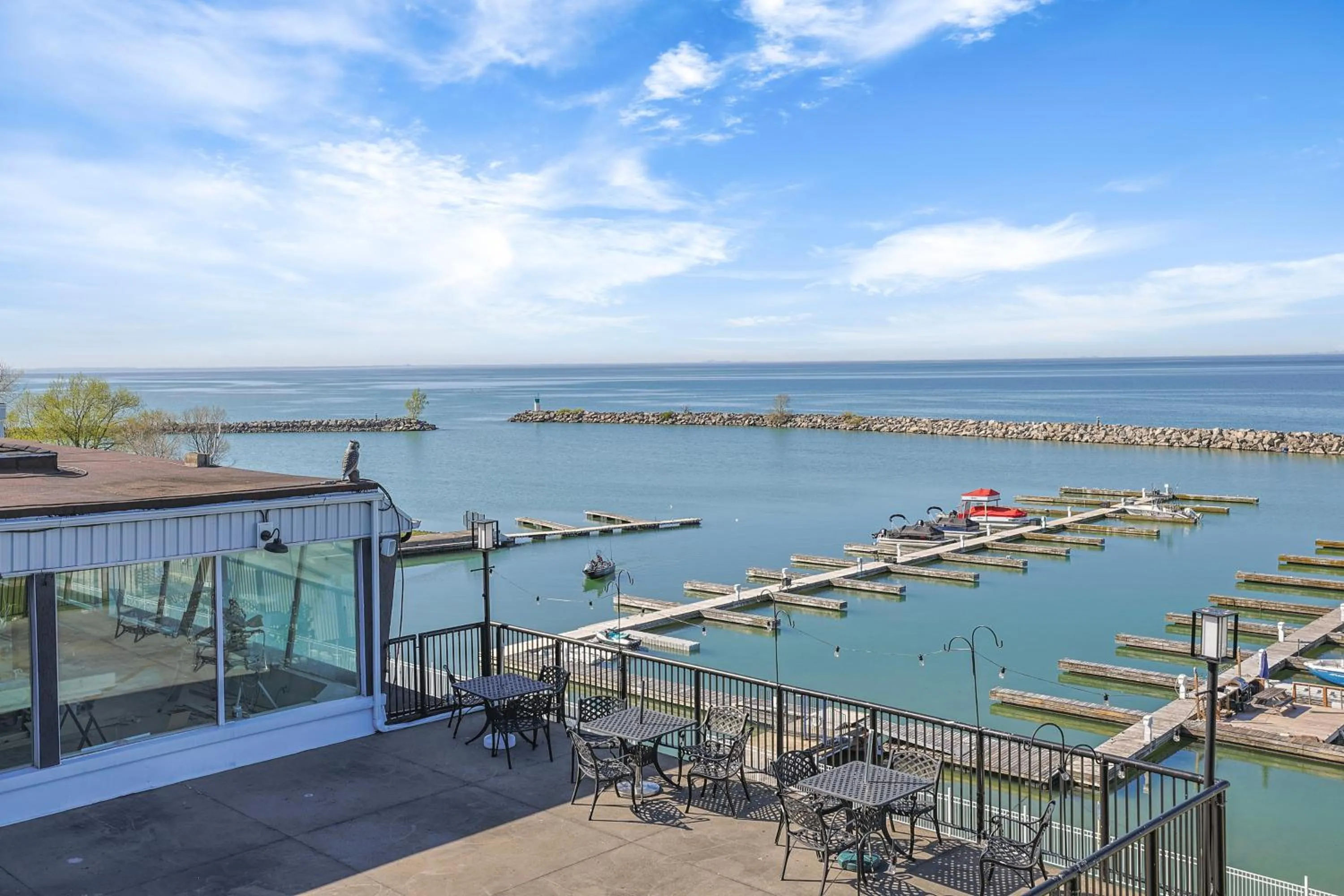 Patio in The Jordan Hotel Ramada by Wyndham