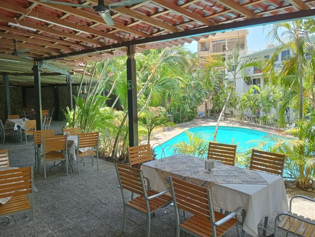 Restaurant/places to eat in Alba Suites Acapulco