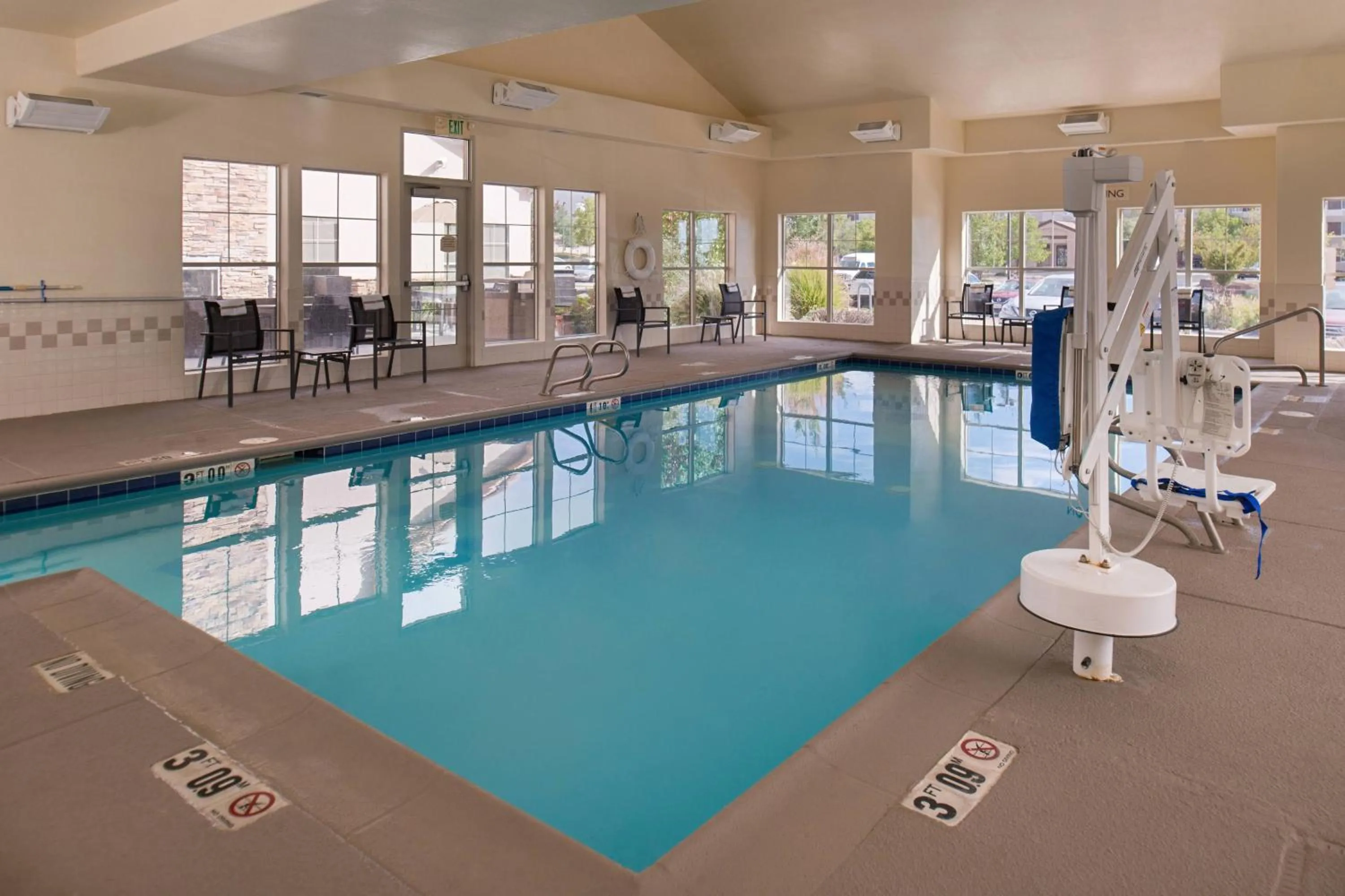 Swimming pool in Residence Inn by Marriott Albuquerque Airport