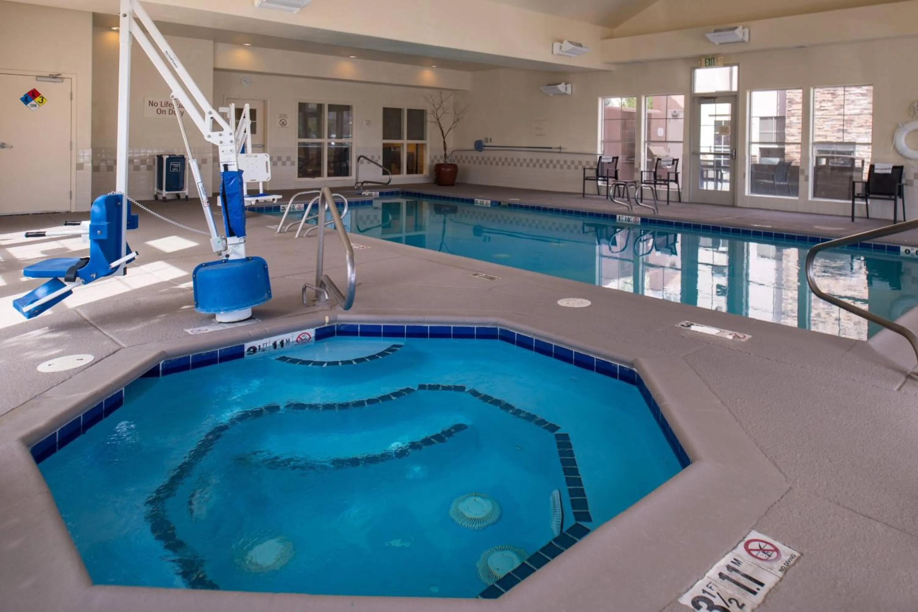 Swimming pool in Residence Inn by Marriott Albuquerque Airport