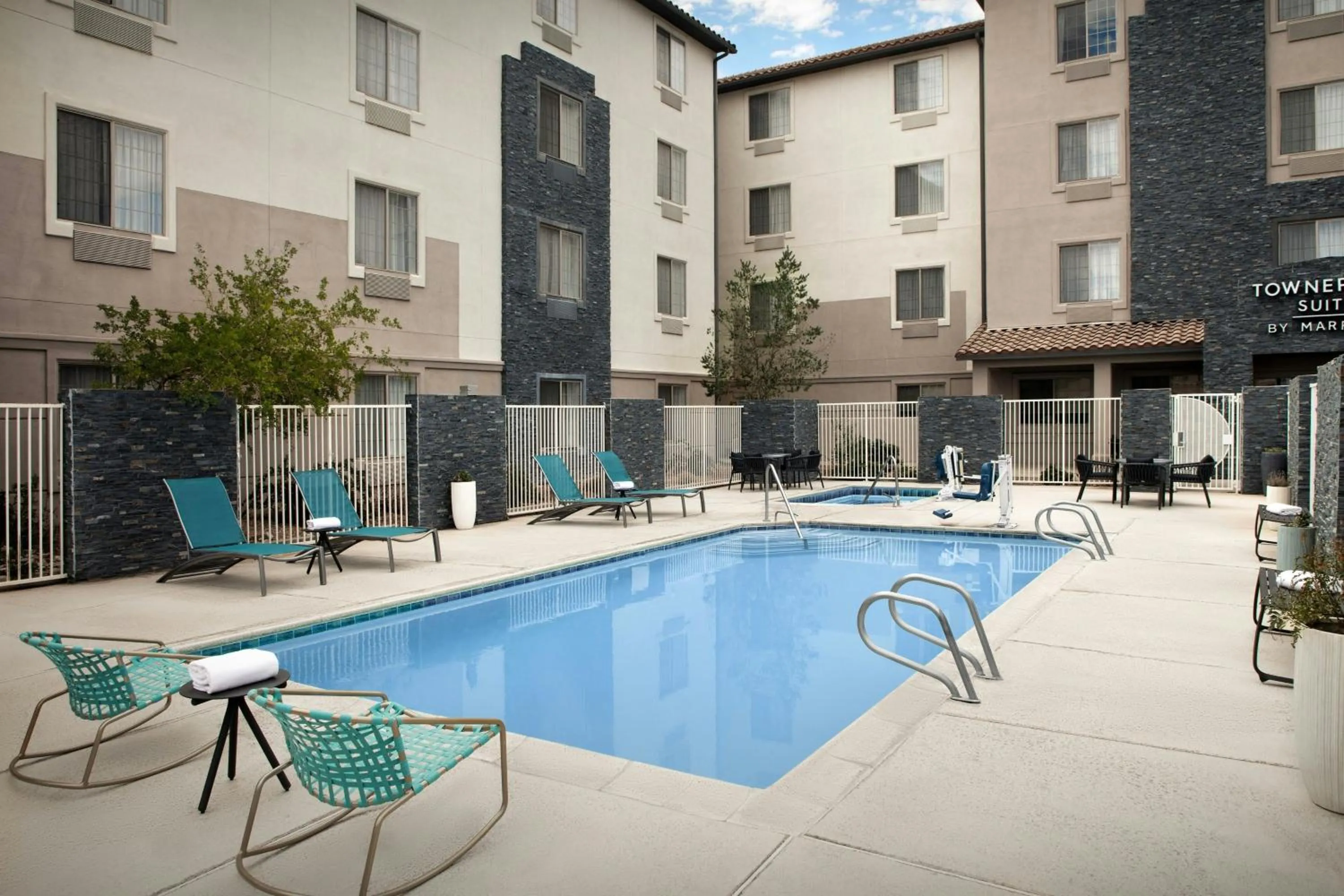 Swimming pool in TownePlace Suites by Marriott Albuquerque Airport