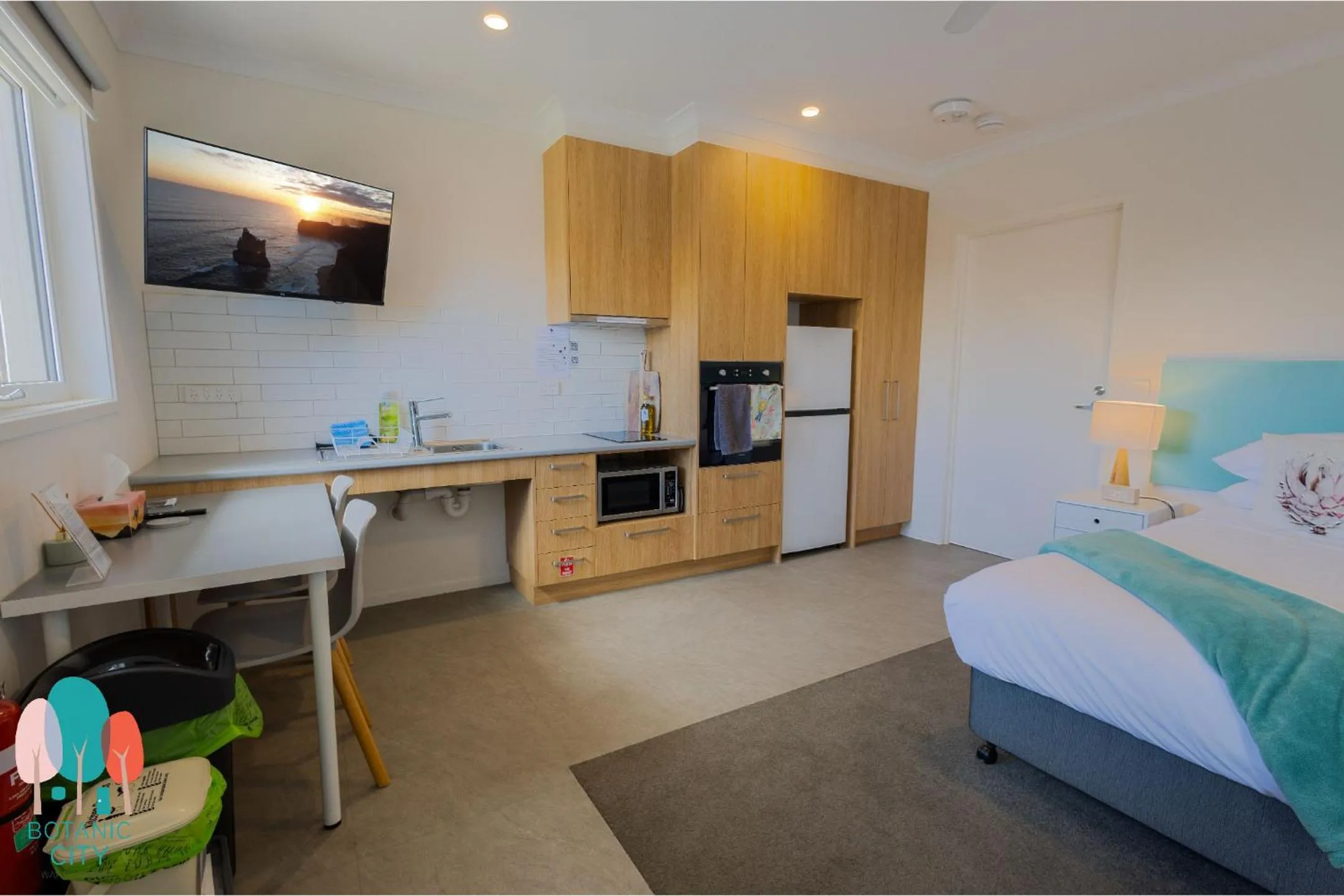 Kitchen or kitchenette, Bed in Botanic City Apartments