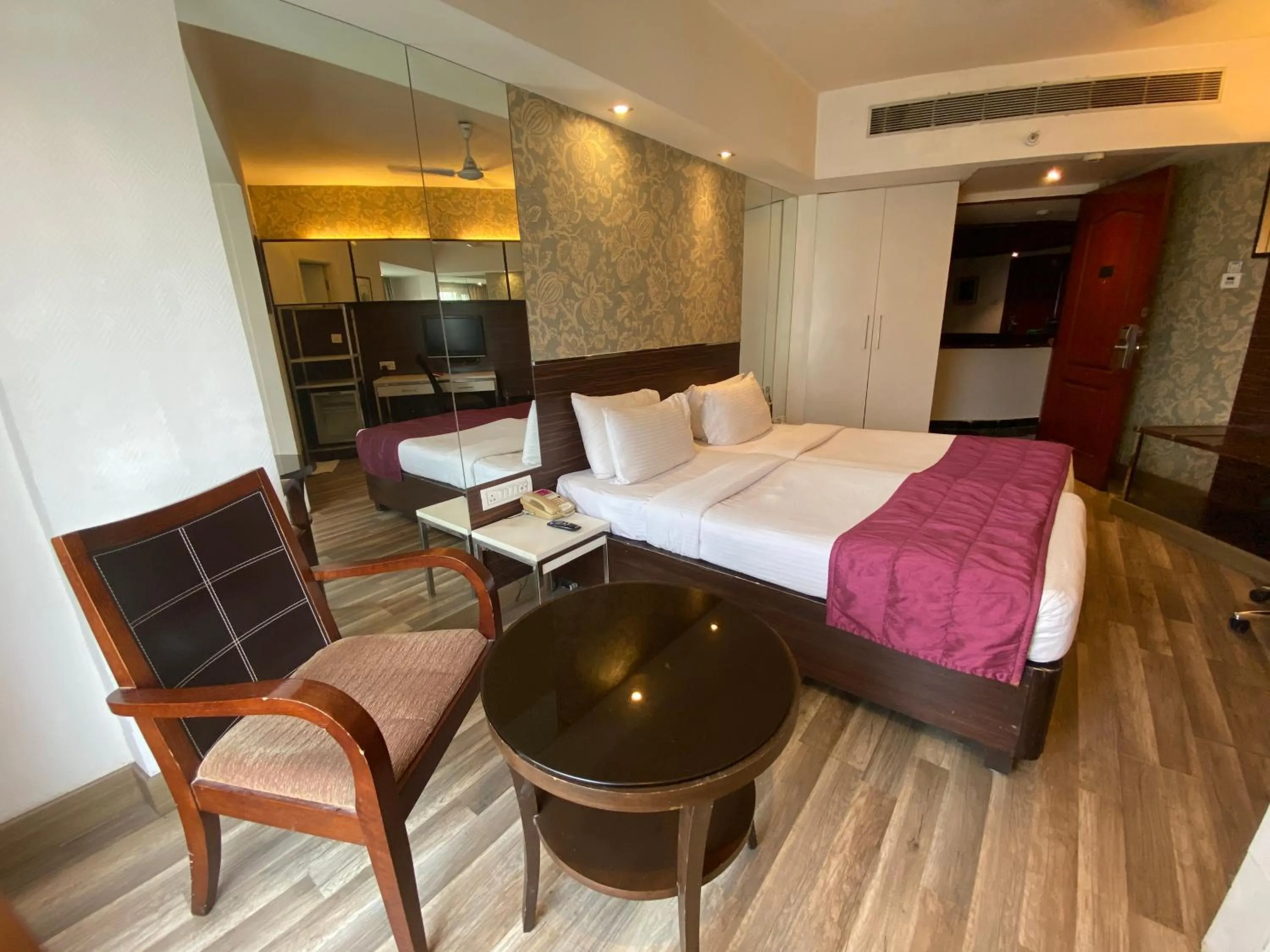 Bedroom, Bed in Regenta Place Bangalore, Cunningham Road