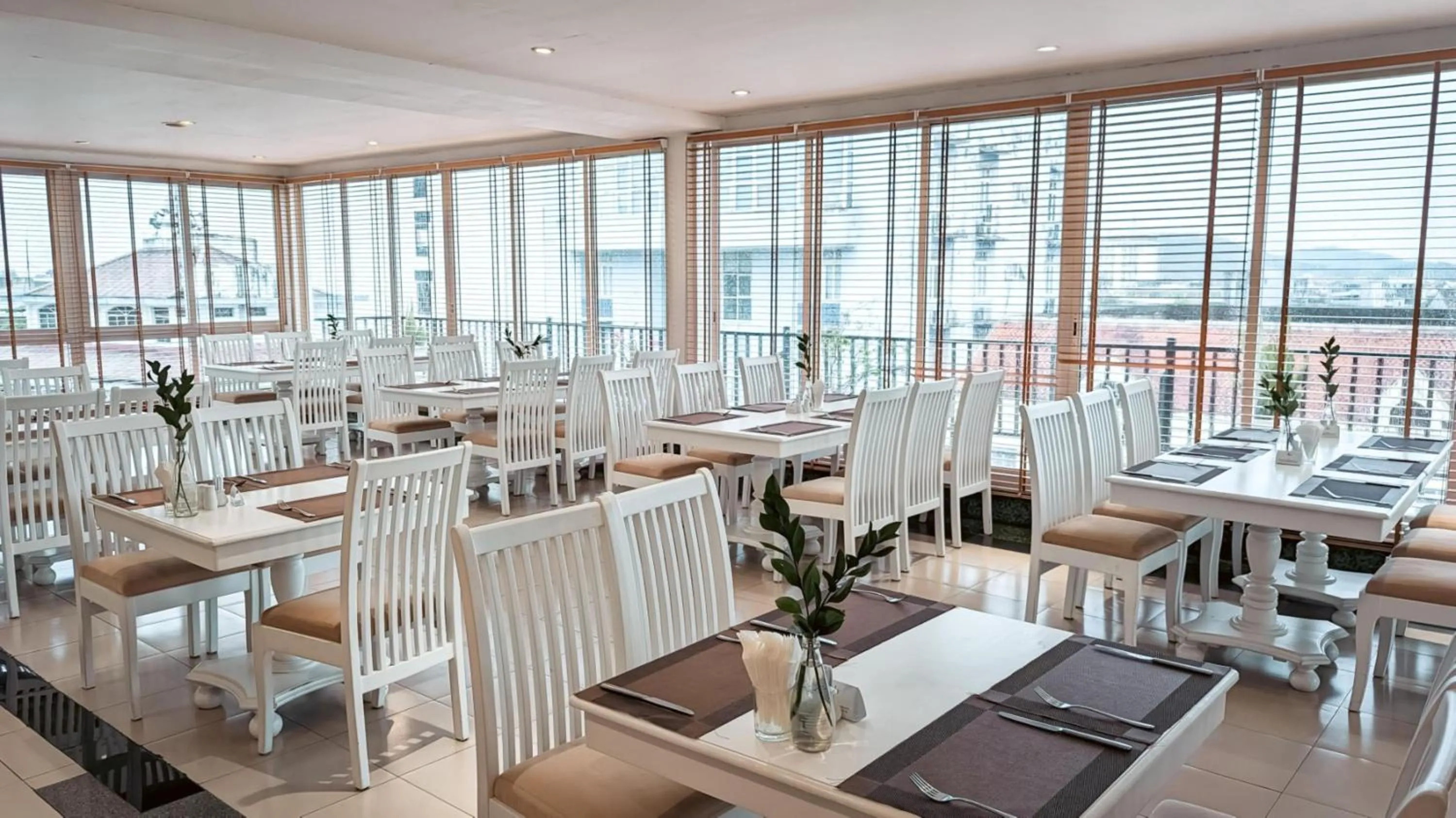 Restaurant/places to eat in Alba Hotel