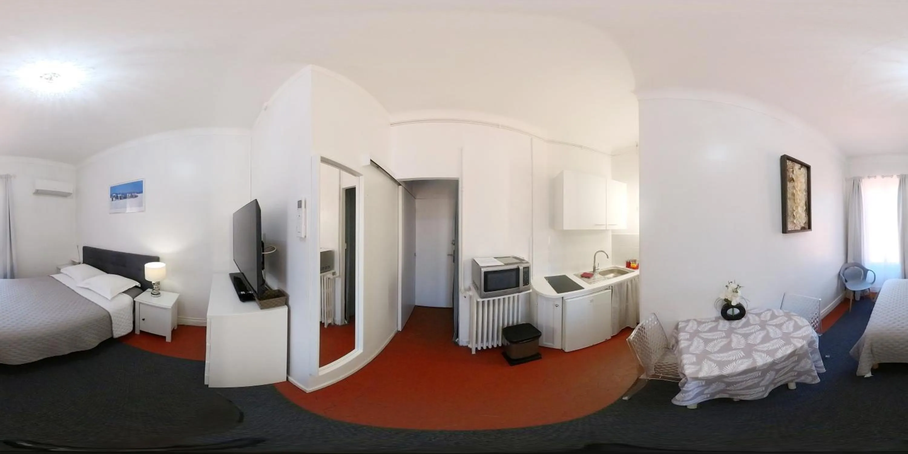 Photo of the whole room, Bed in SeaYouSoon Inn Cannes - Studios