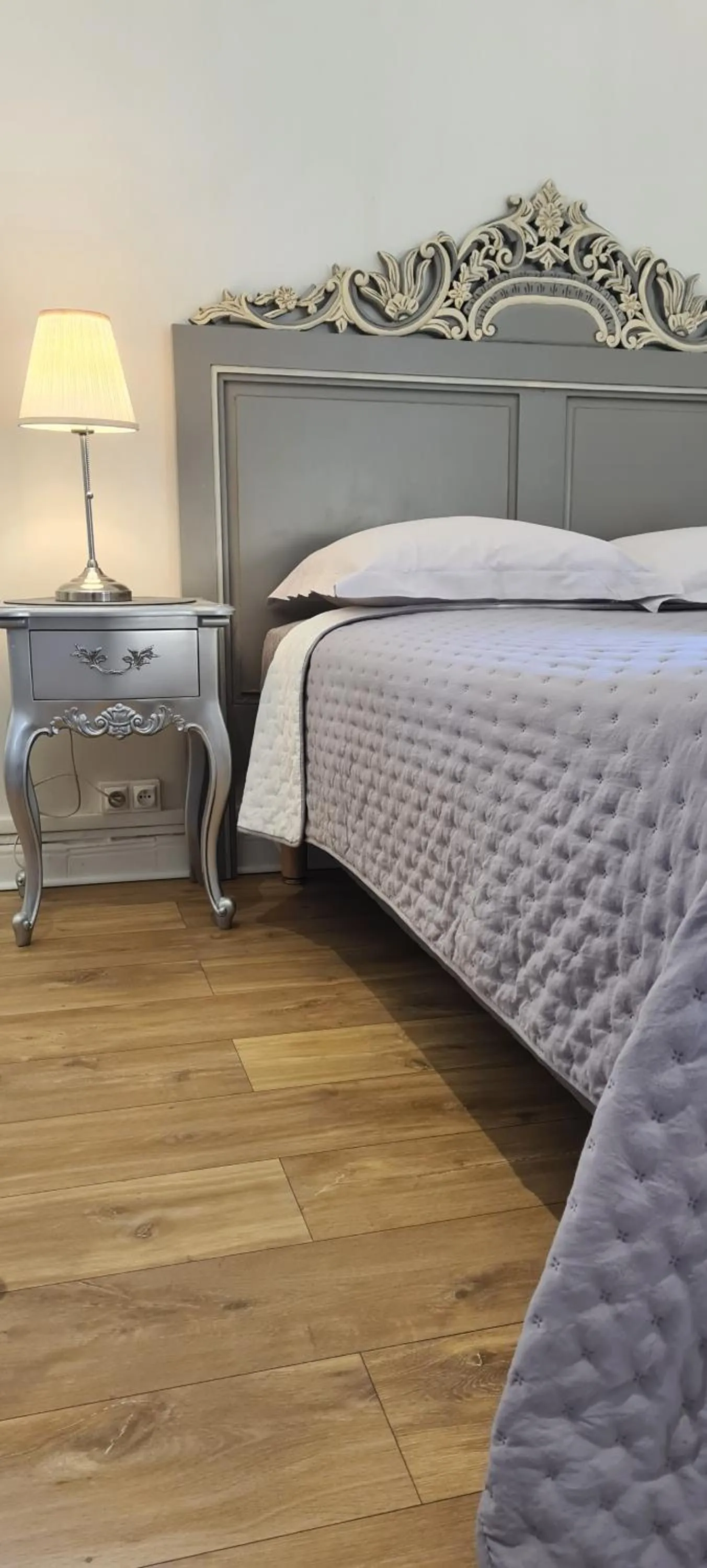 Decorative detail, Bed in SeaYouSoon Inn Cannes - Studios