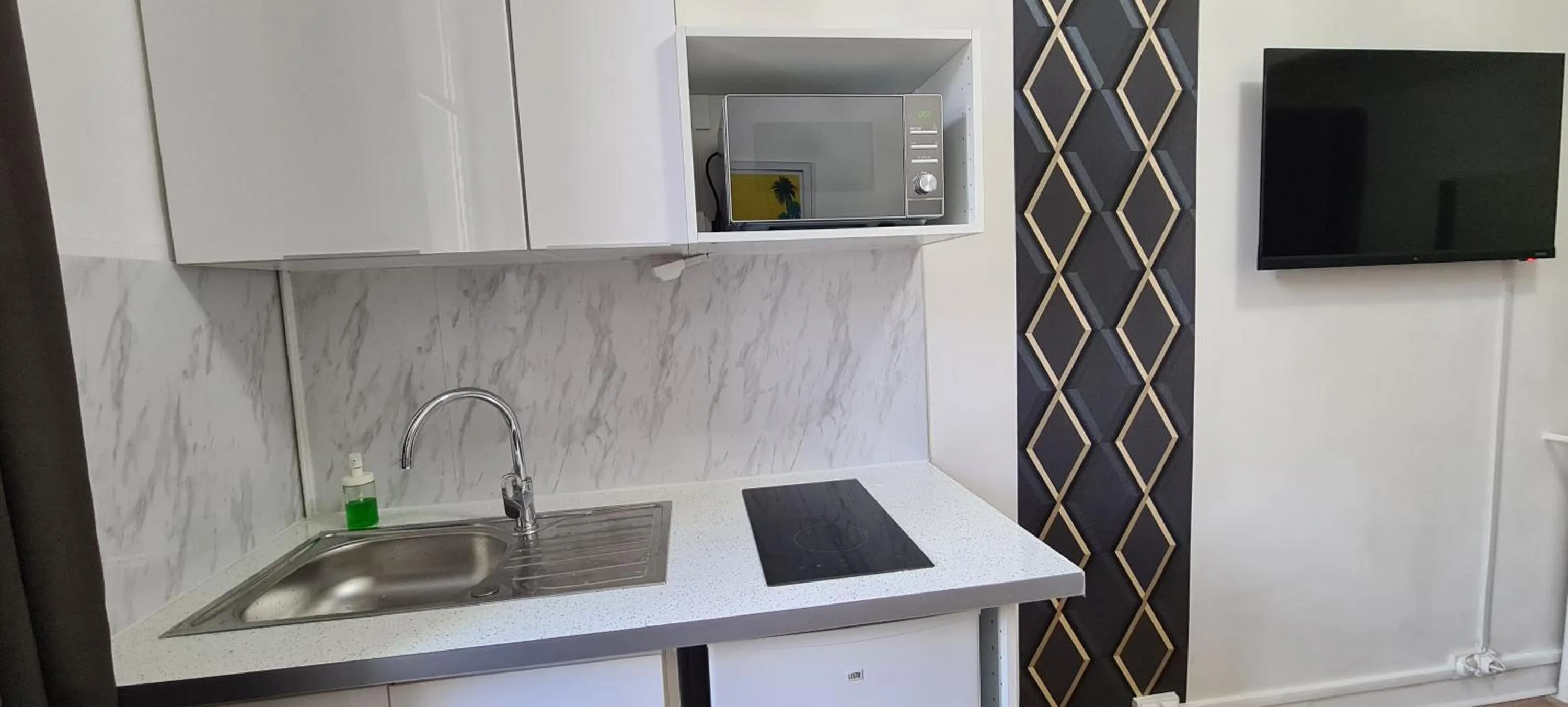 Kitchen or kitchenette in SeaYouSoon Inn Cannes - Studios