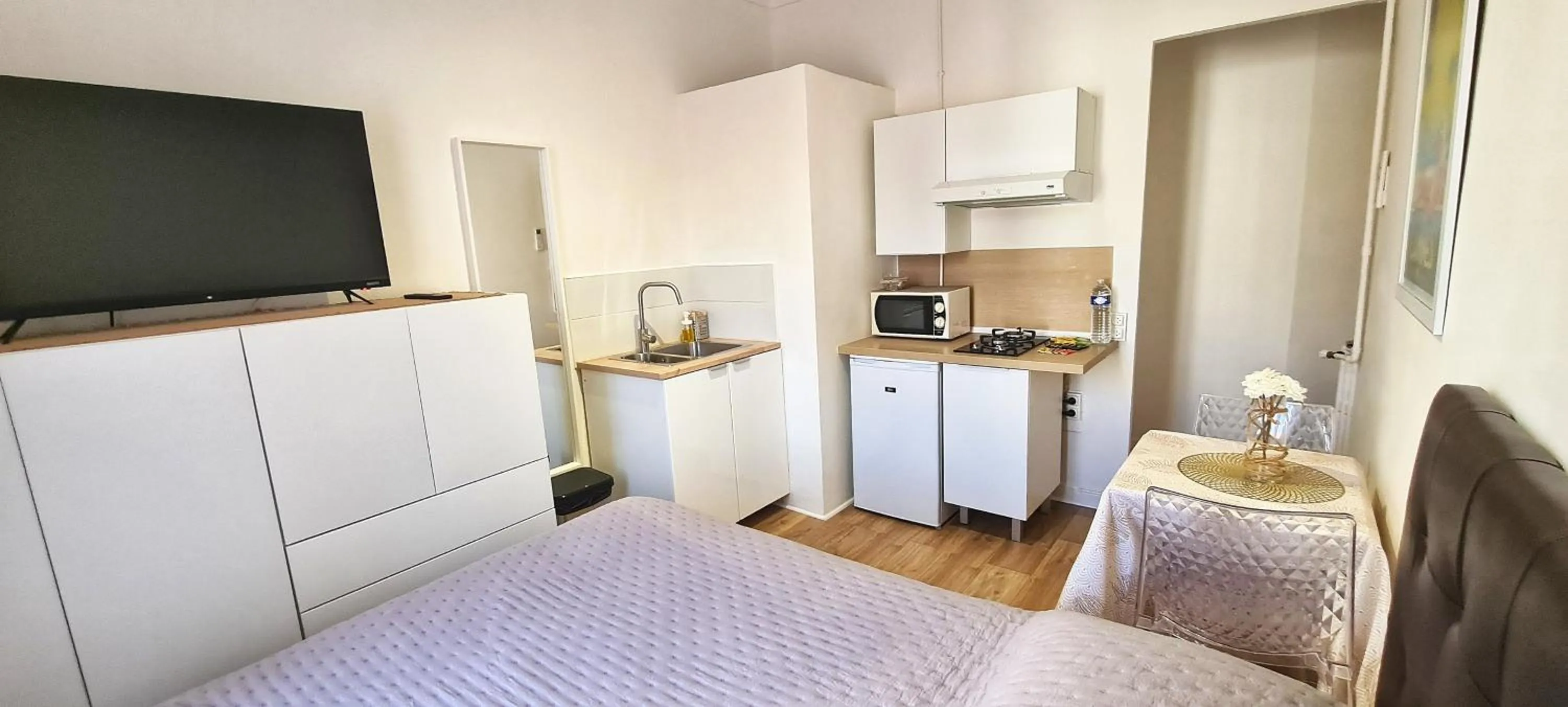 Photo of the whole room in SeaYouSoon Inn Cannes - Studios