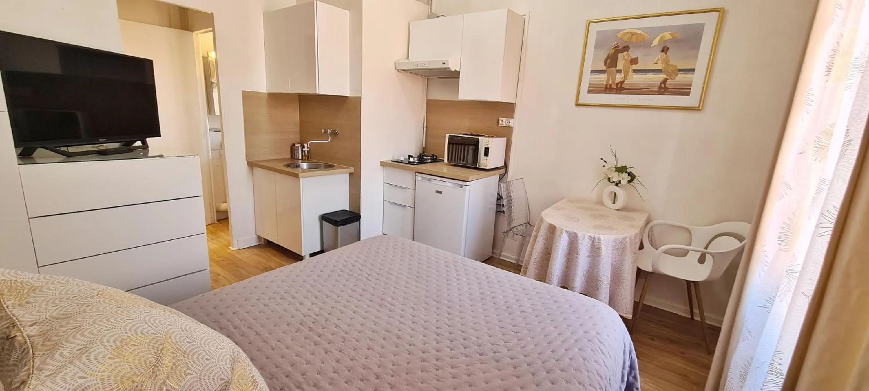 Photo of the whole room in SeaYouSoon Inn Cannes - Studios