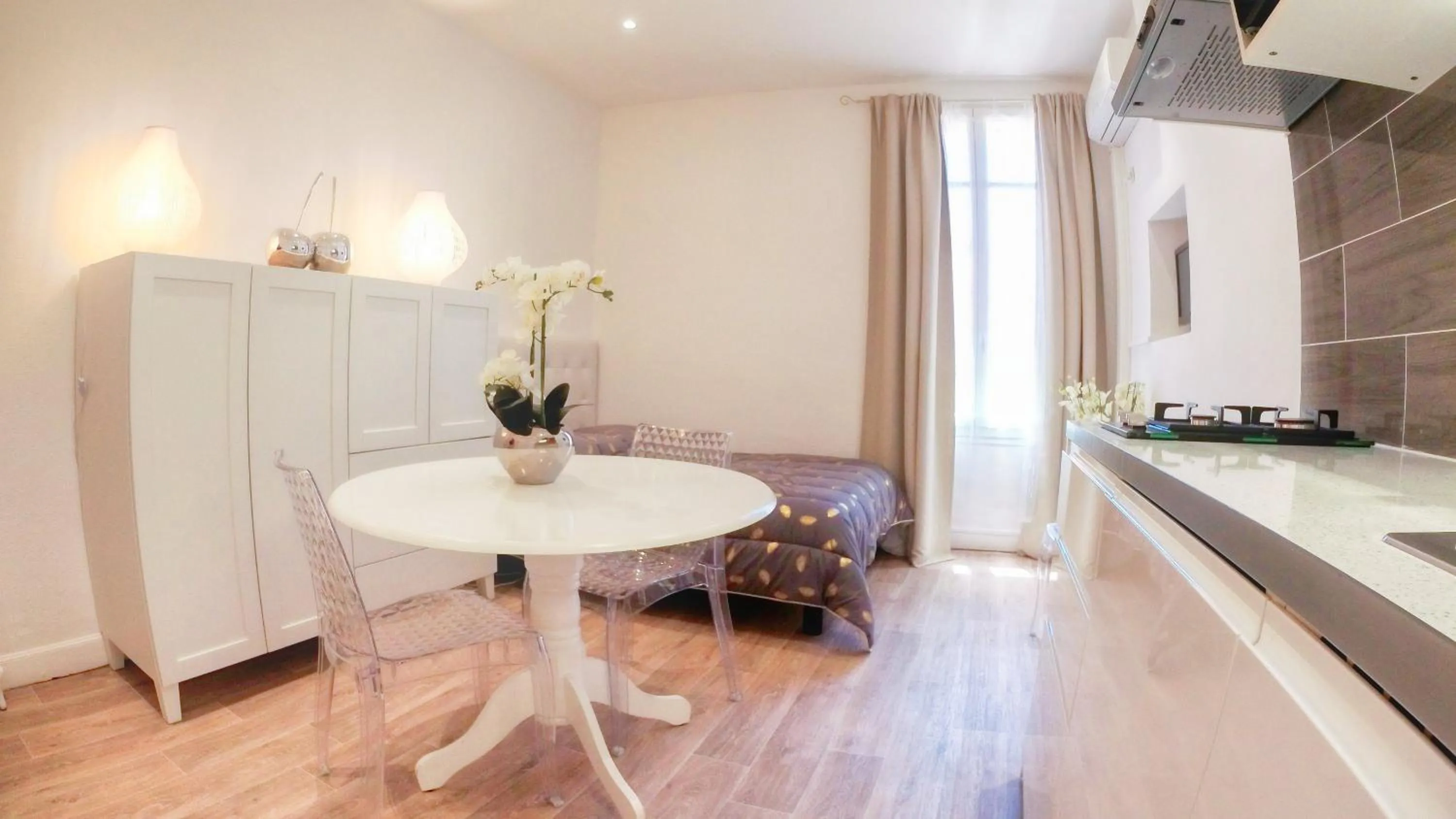 Kitchen or kitchenette in SeaYouSoon Inn Cannes - Studios