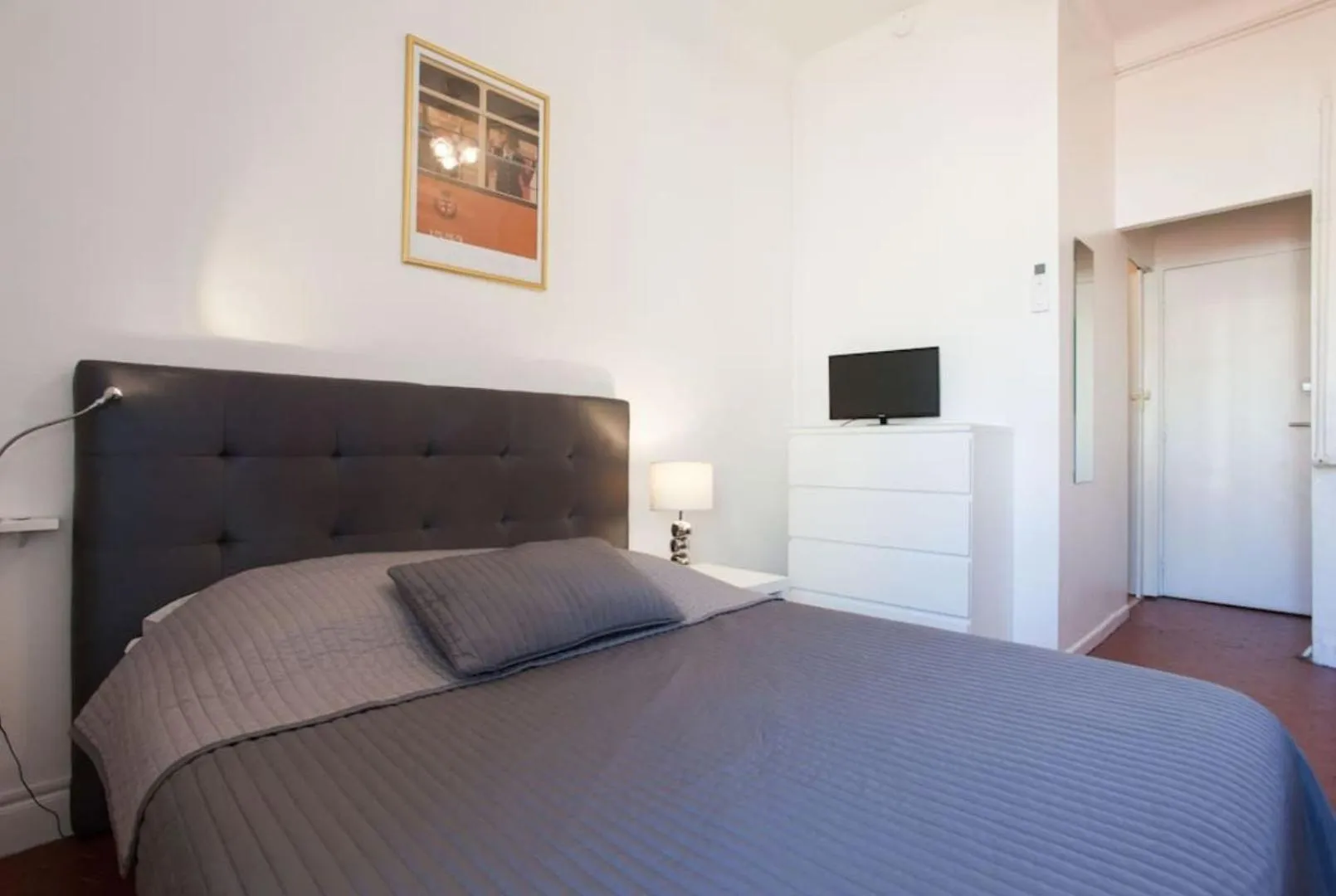 Photo of the whole room, Bed in SeaYouSoon Inn Cannes - Studios