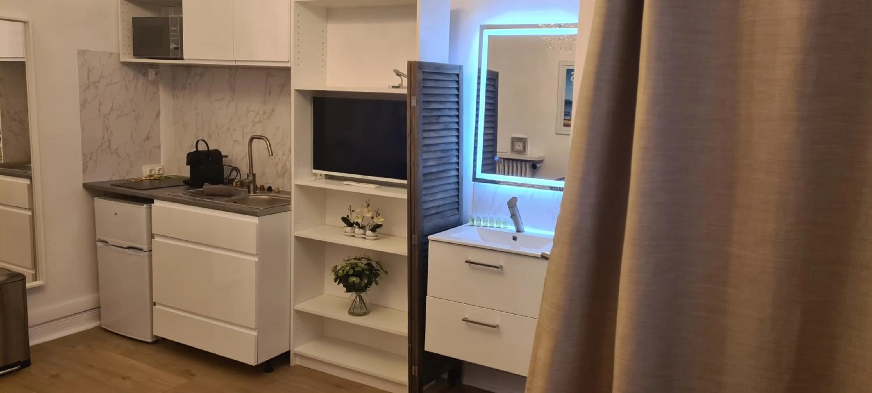 Kitchen or kitchenette in SeaYouSoon Inn Cannes - Studios