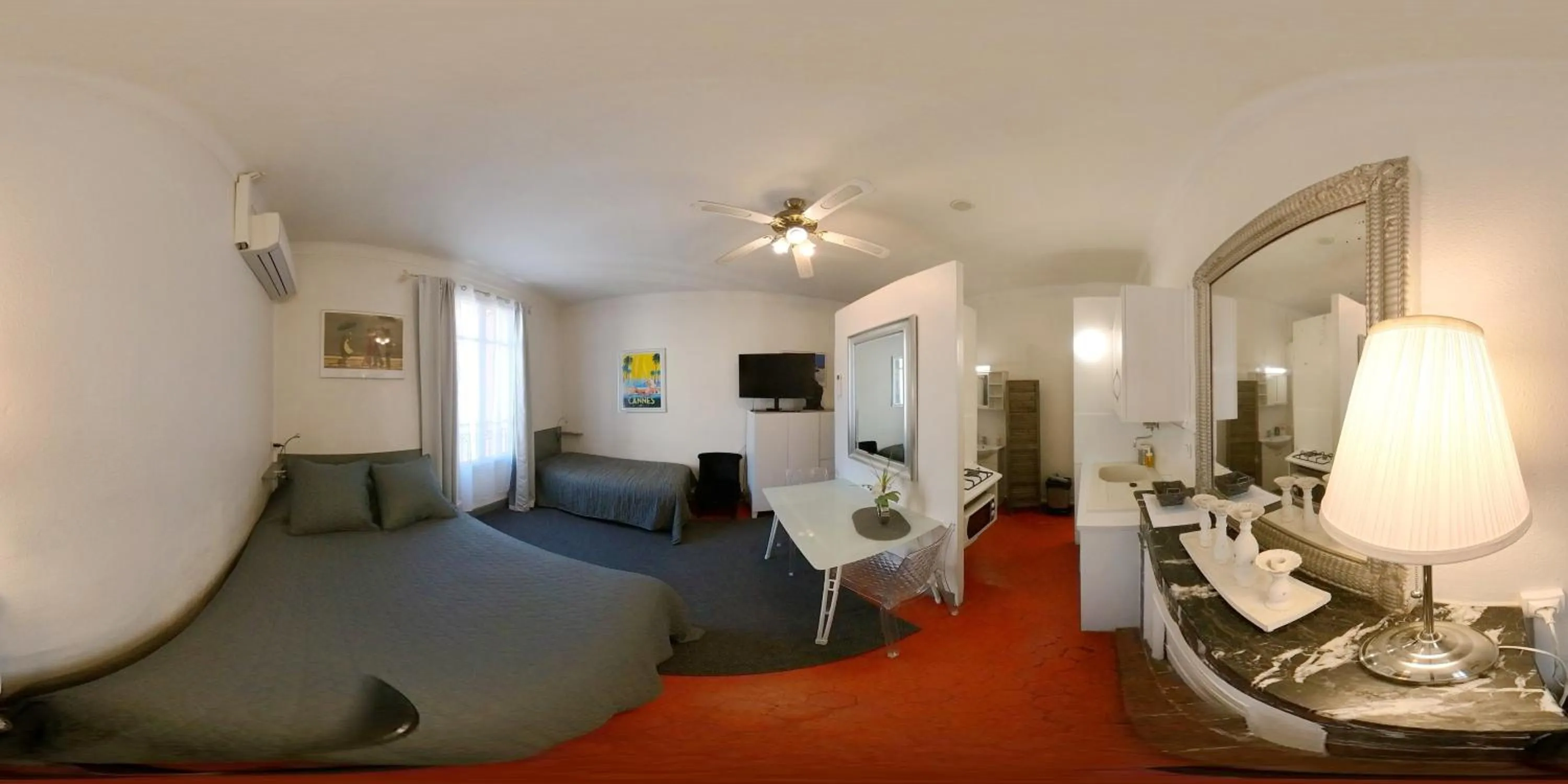 Photo of the whole room, Bed in SeaYouSoon Inn Cannes - Studios