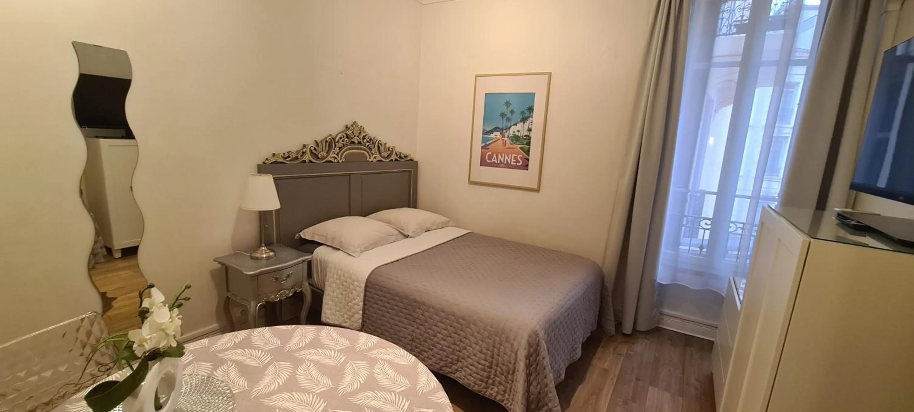 Bed in SeaYouSoon Inn Cannes - Studios