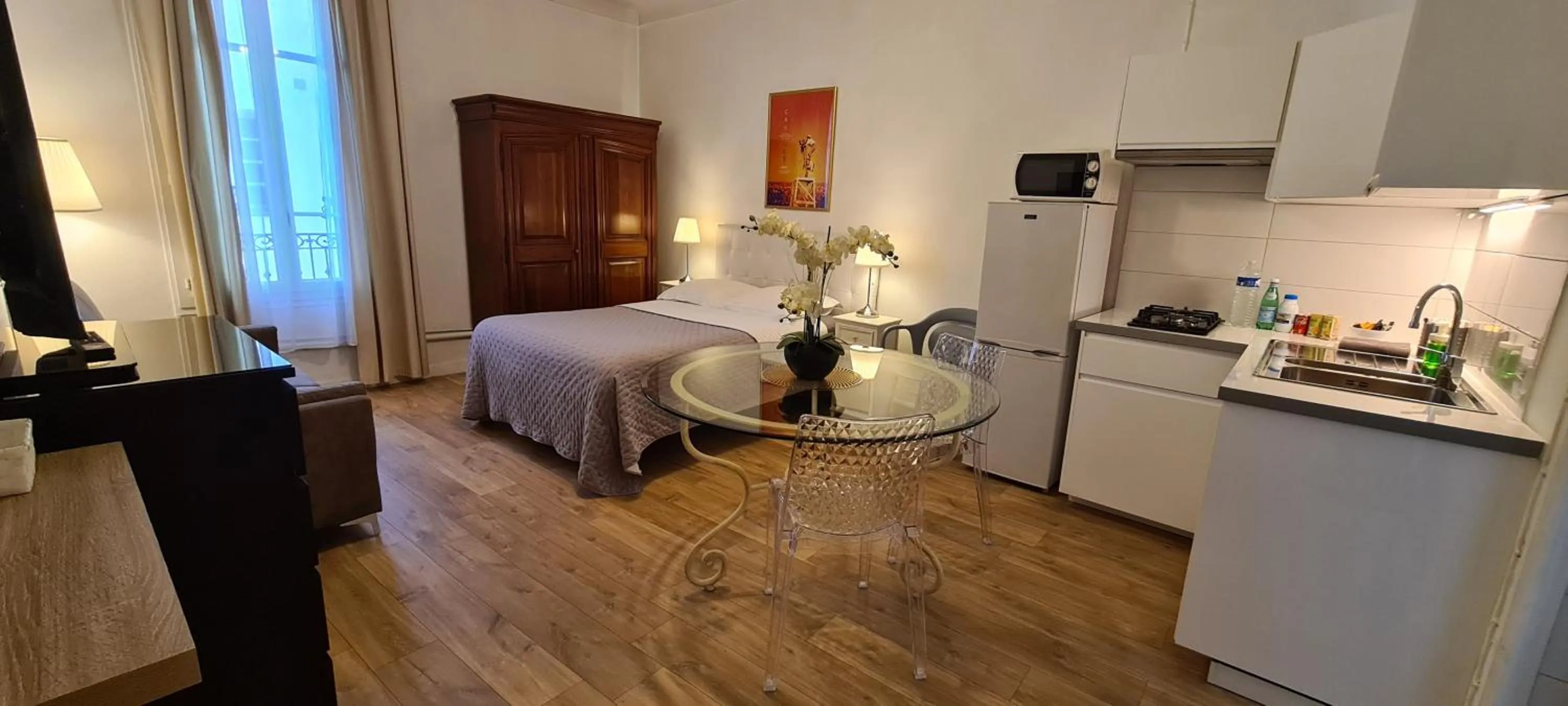 Photo of the whole room in SeaYouSoon Inn Cannes - Studios