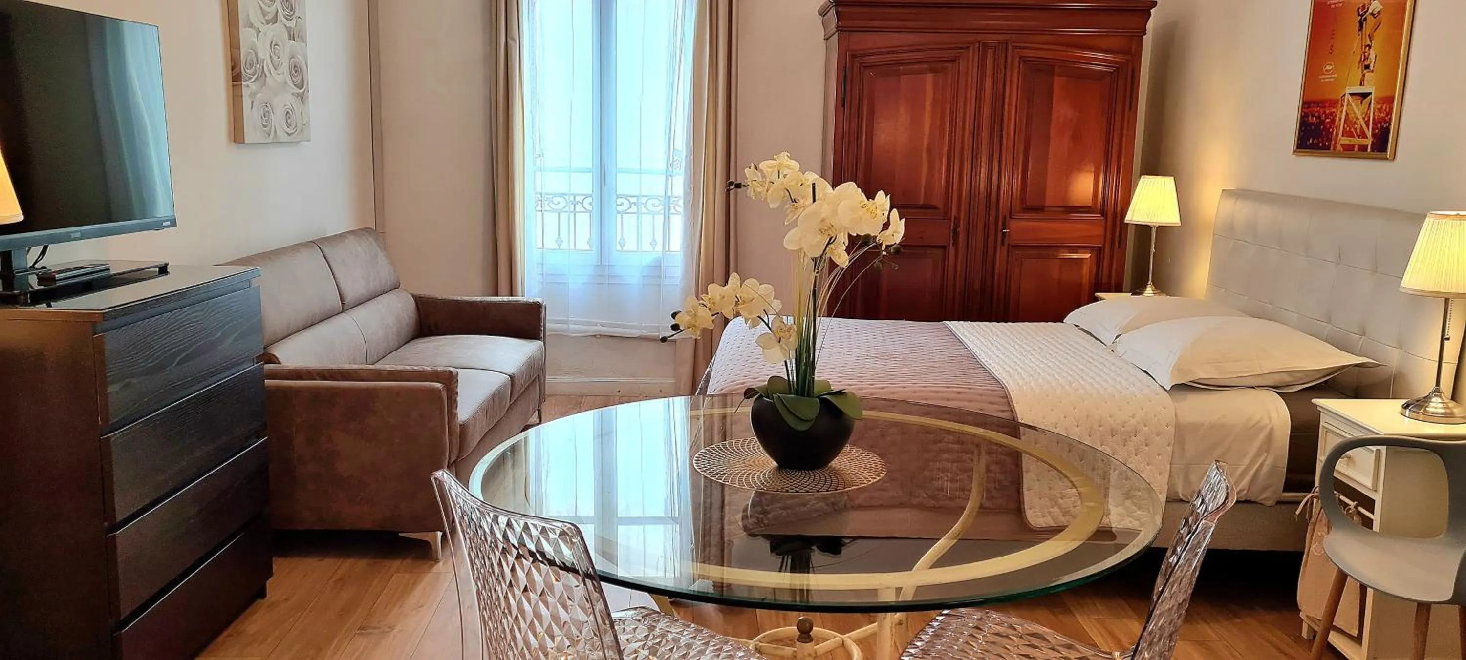 Photo of the whole room, Bed in SeaYouSoon Inn Cannes - Studios