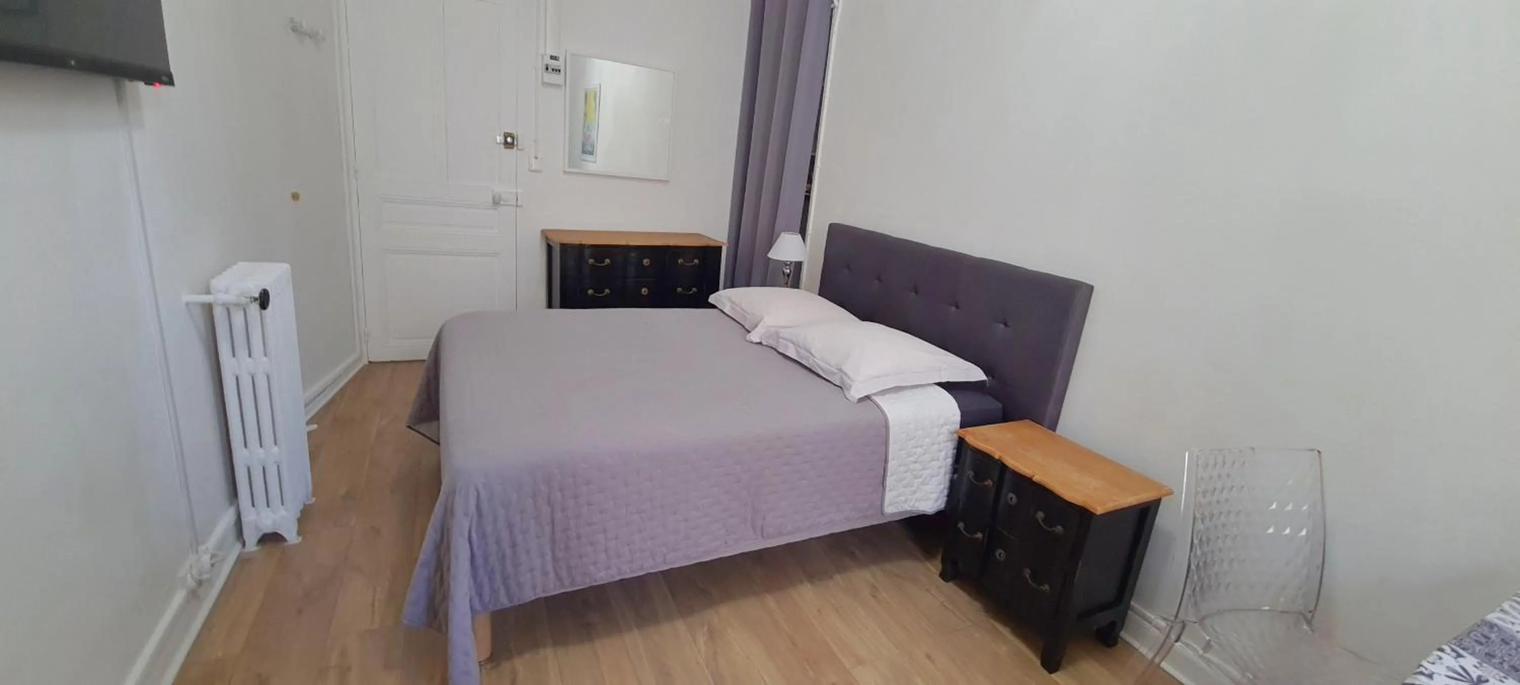 Photo of the whole room, Bed in SeaYouSoon Inn Cannes - Studios
