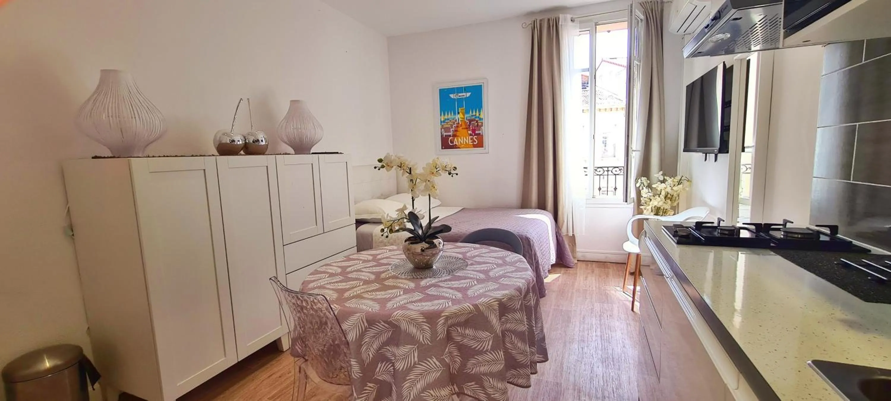 Kitchen or kitchenette in SeaYouSoon Inn Cannes - Studios