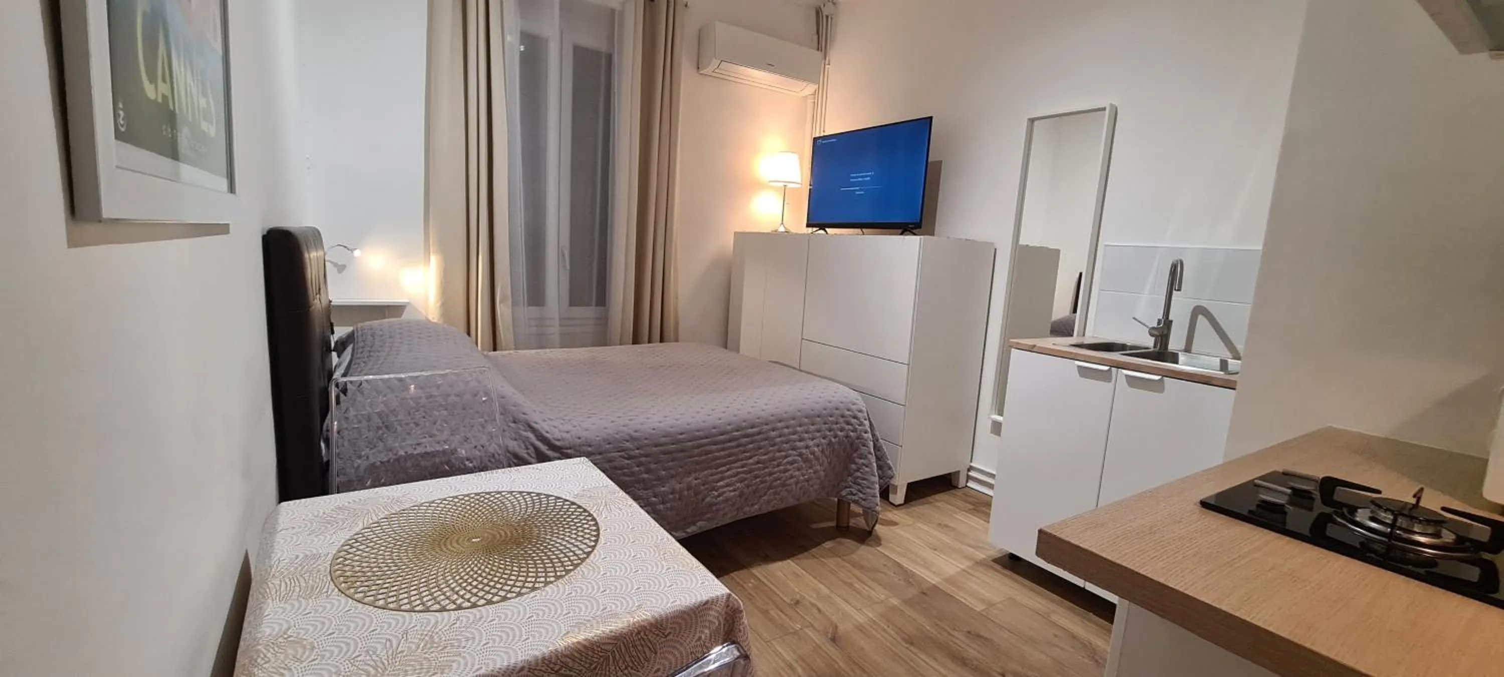 Photo of the whole room, Bed in SeaYouSoon Inn Cannes - Studios