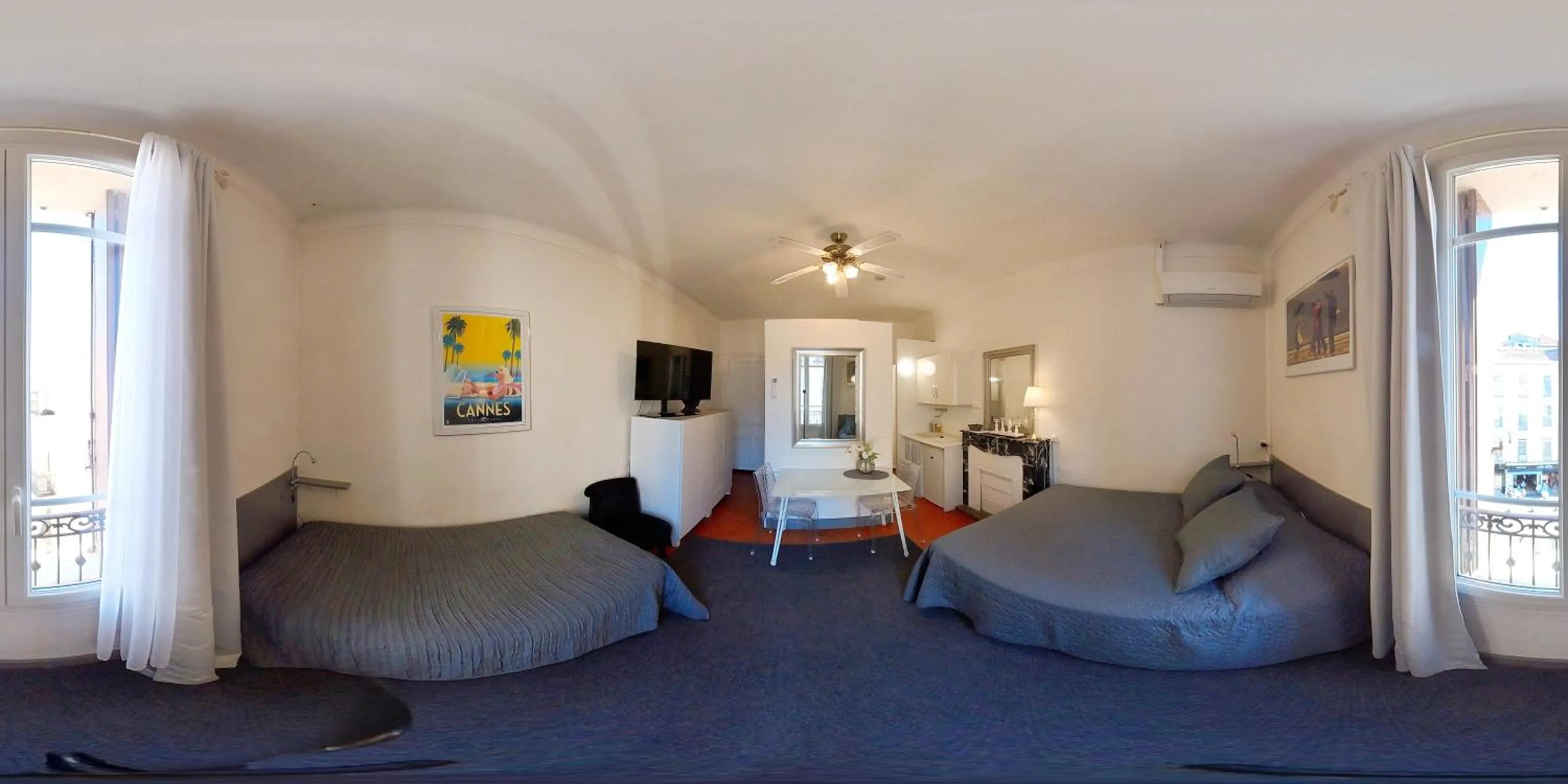 Photo of the whole room in SeaYouSoon Inn Cannes - Studios