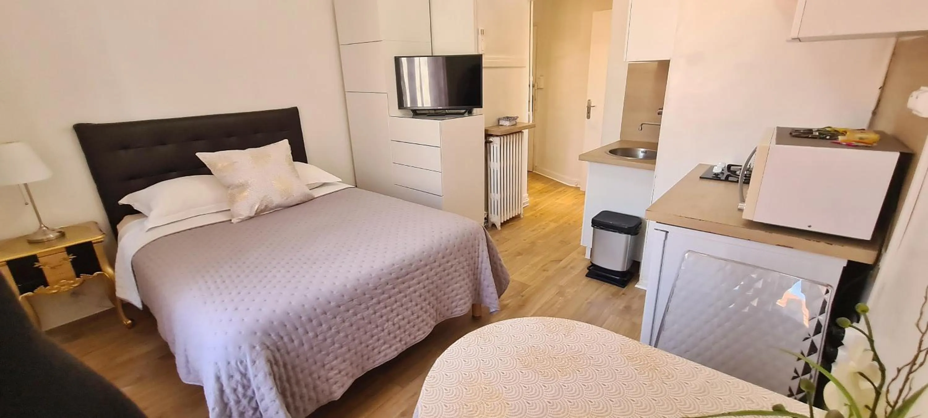 Photo of the whole room, Bed in SeaYouSoon Inn Cannes - Studios