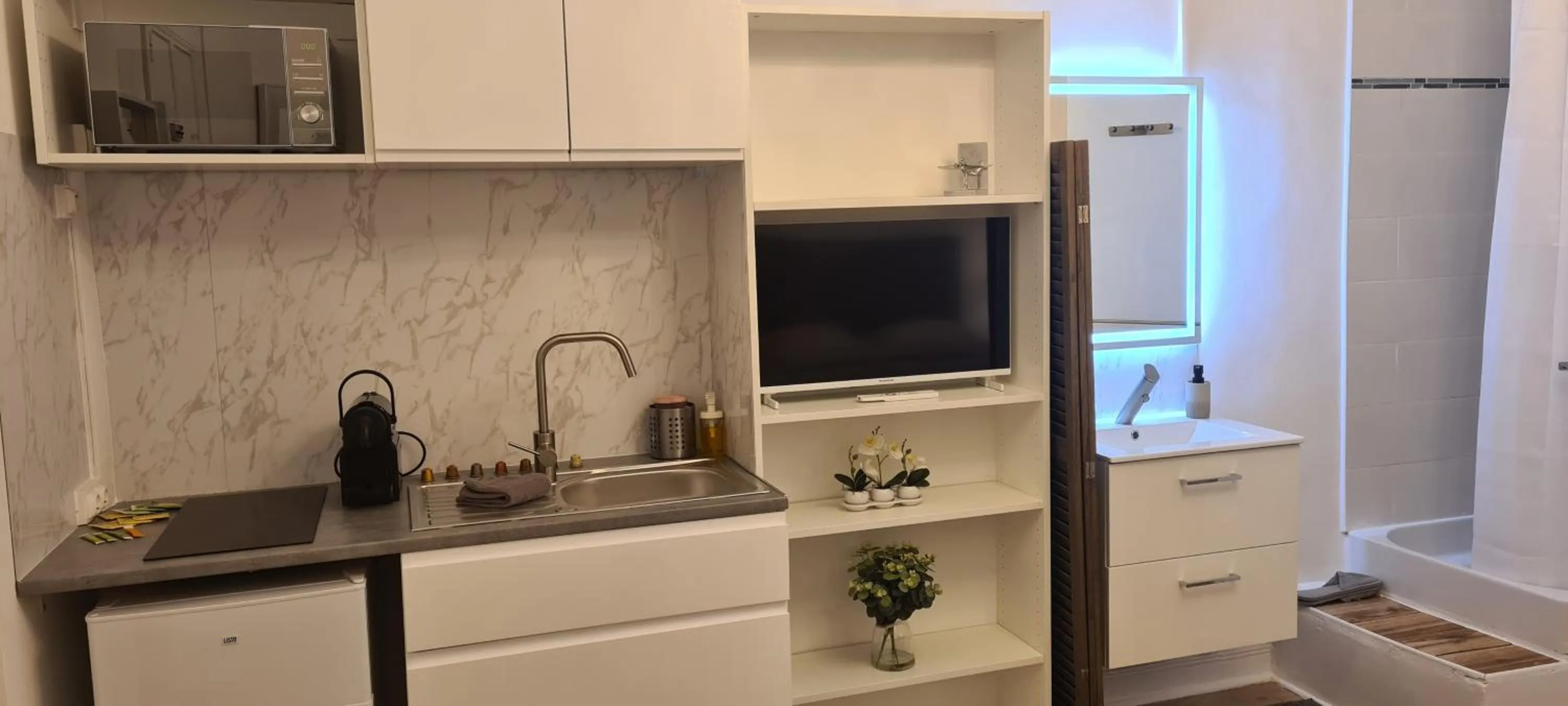 Kitchen or kitchenette in SeaYouSoon Inn Cannes - Studios