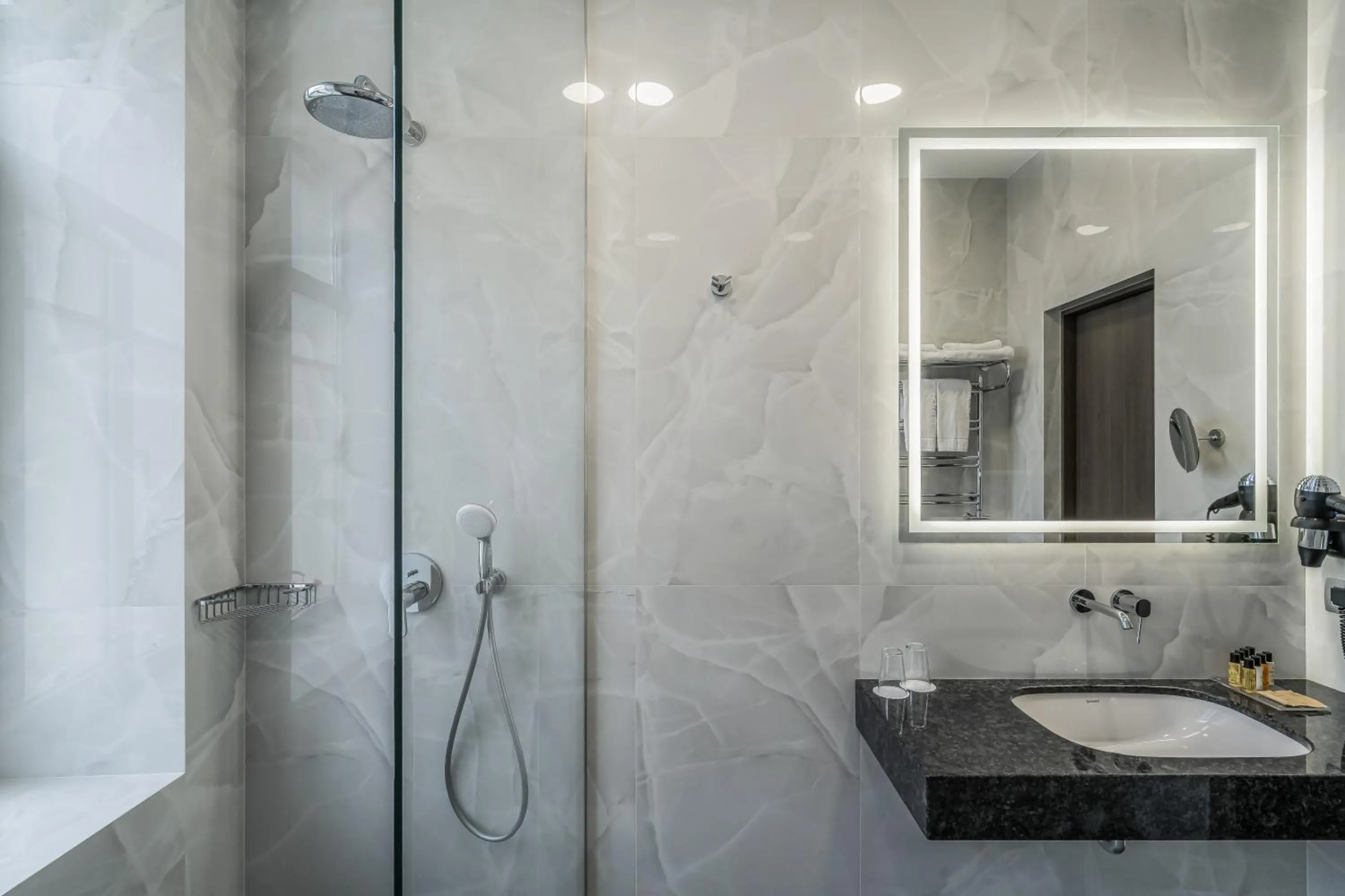 Shower in Congress Hotel