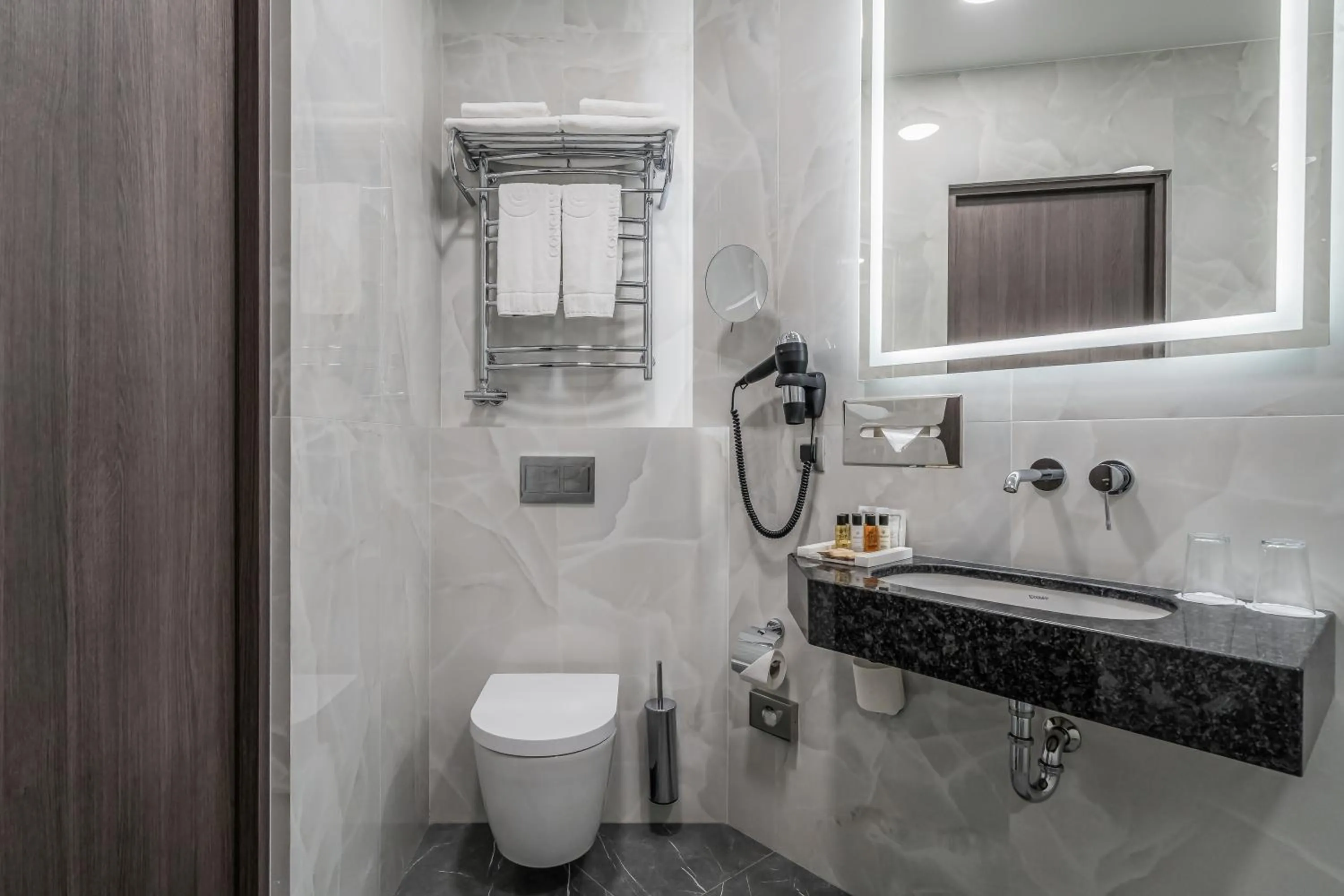 Shower in Congress Hotel