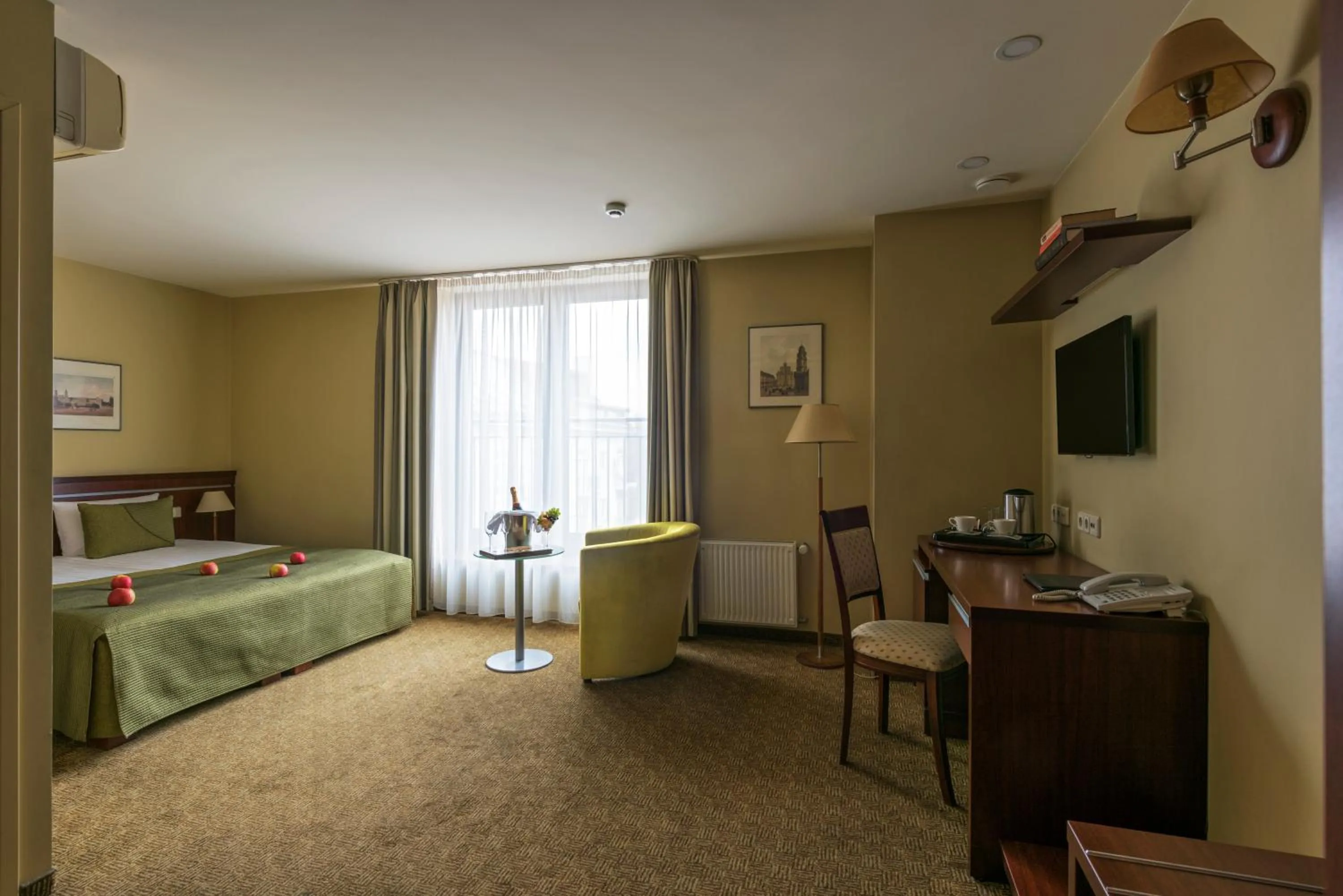 Bedroom, Bed in Congress Hotel