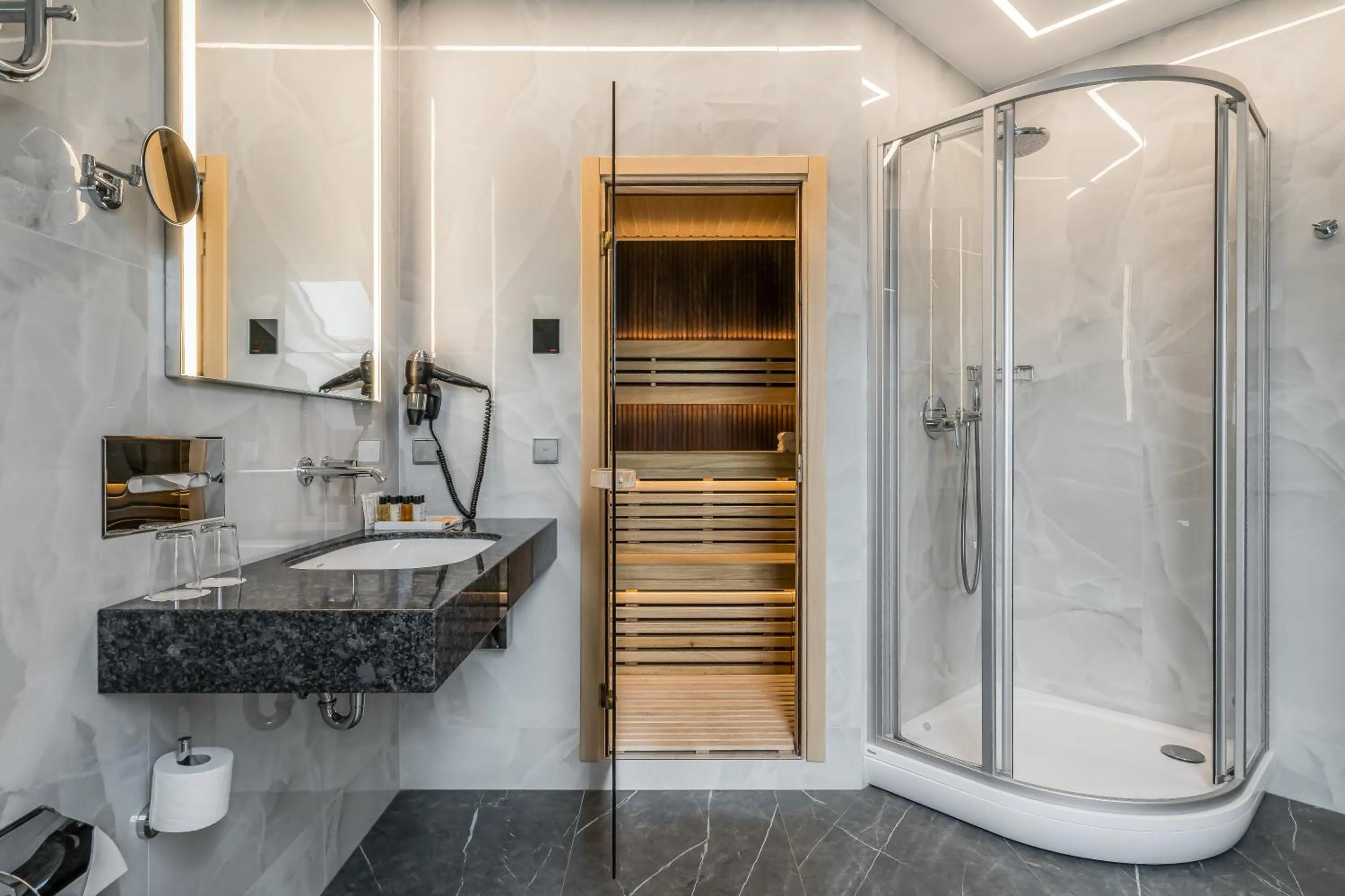 Shower in Congress Hotel