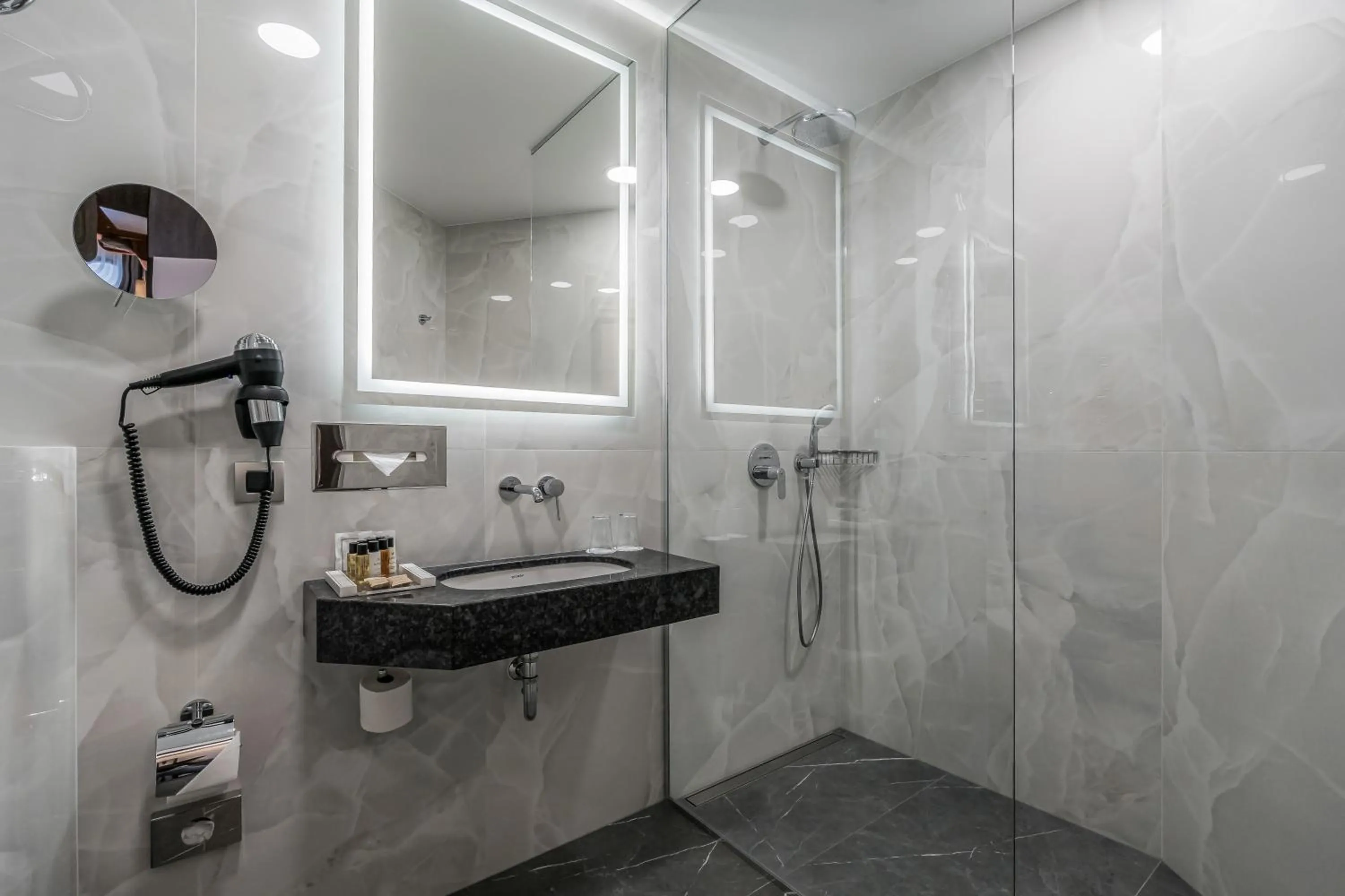 Shower in Congress Hotel