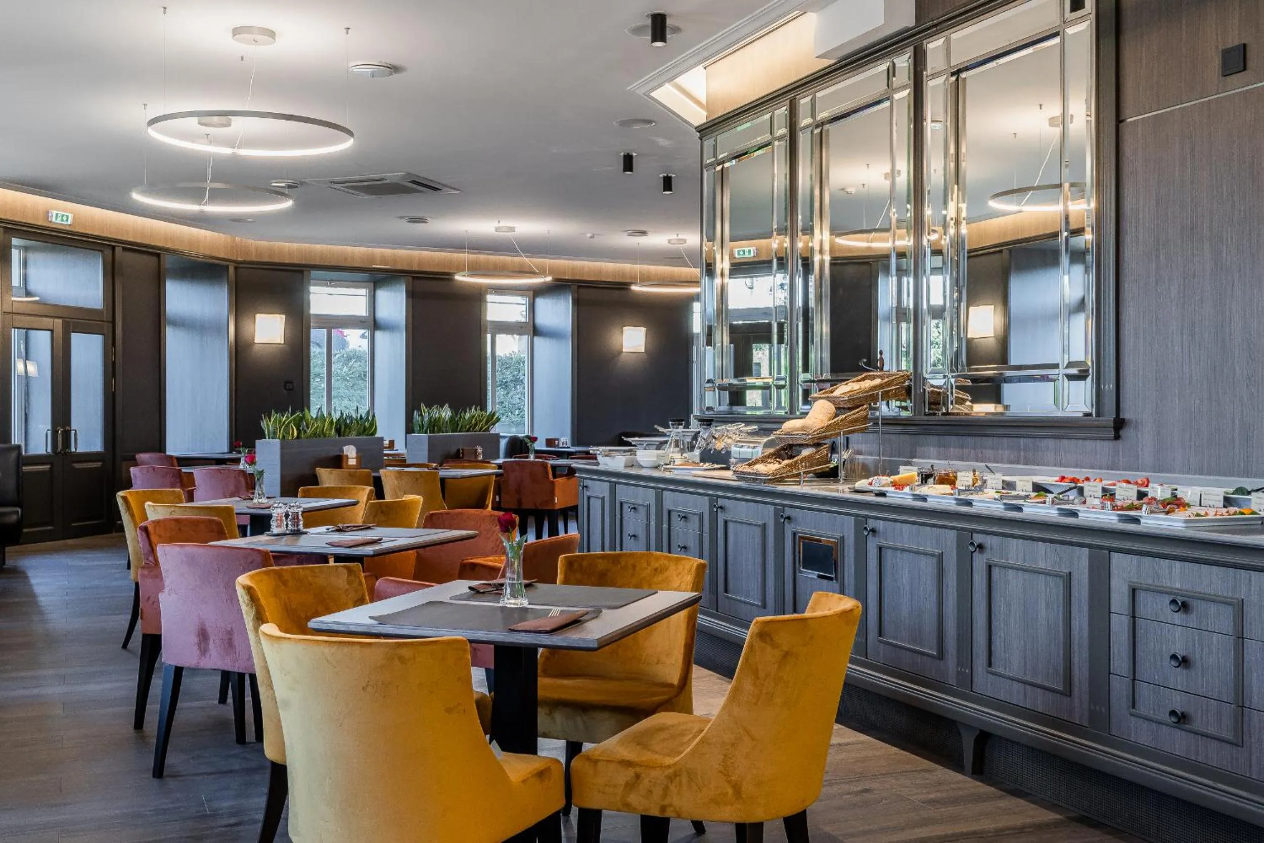 Restaurant/places to eat in Congress Hotel