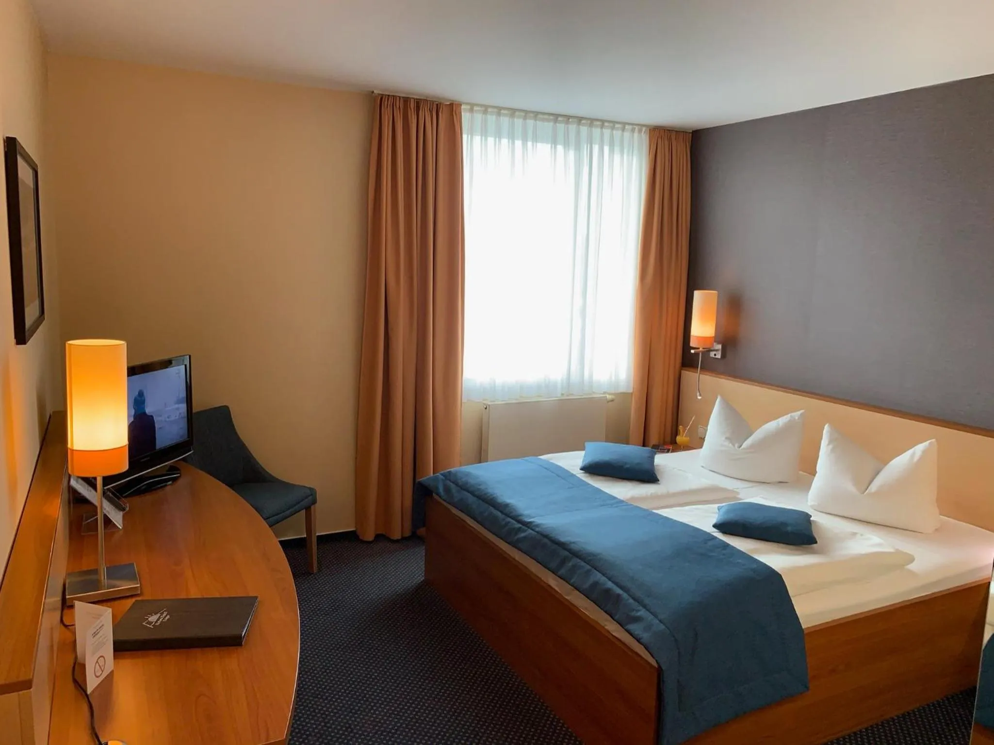 TV and multimedia, Bed in Atrium Hotel Krüger