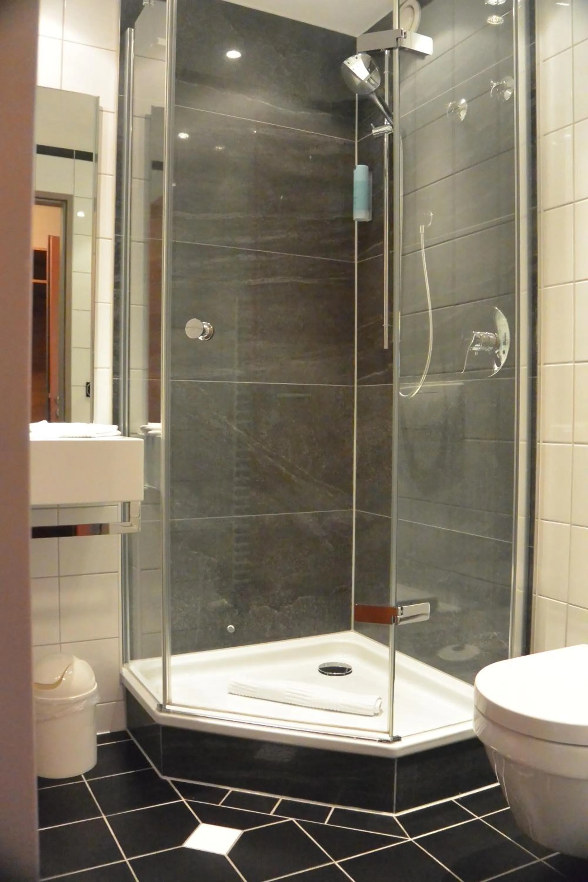Shower in Atrium Hotel Krüger