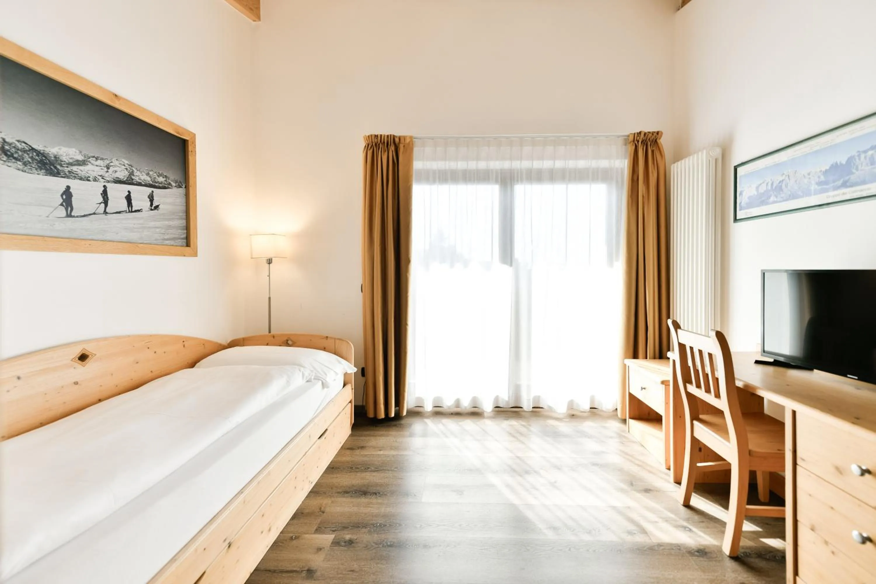 Living room, Bed in Chalet Caminetto