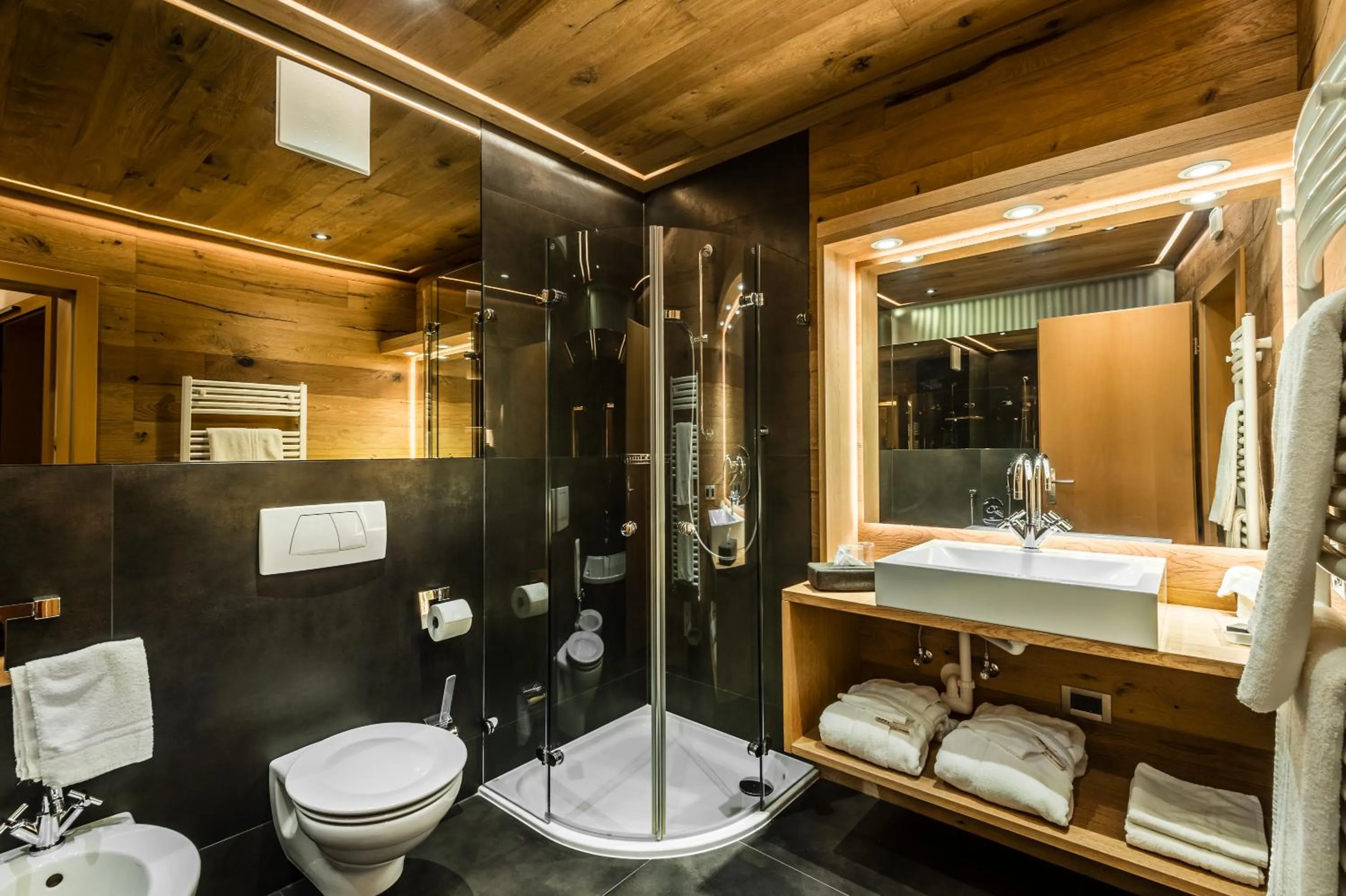 Shower in Hotel La Majun