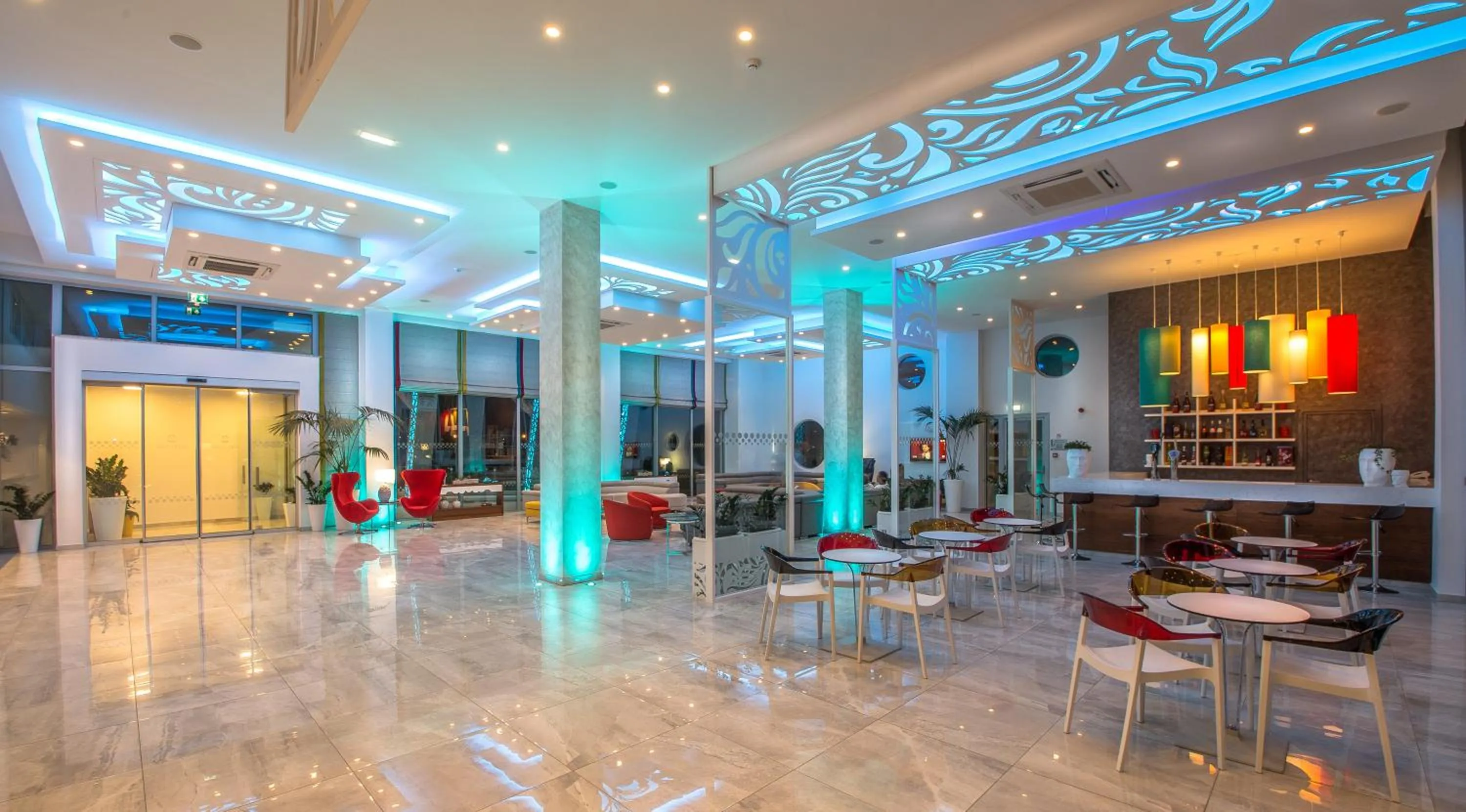 Lounge or bar in Nicholas Color Hotel