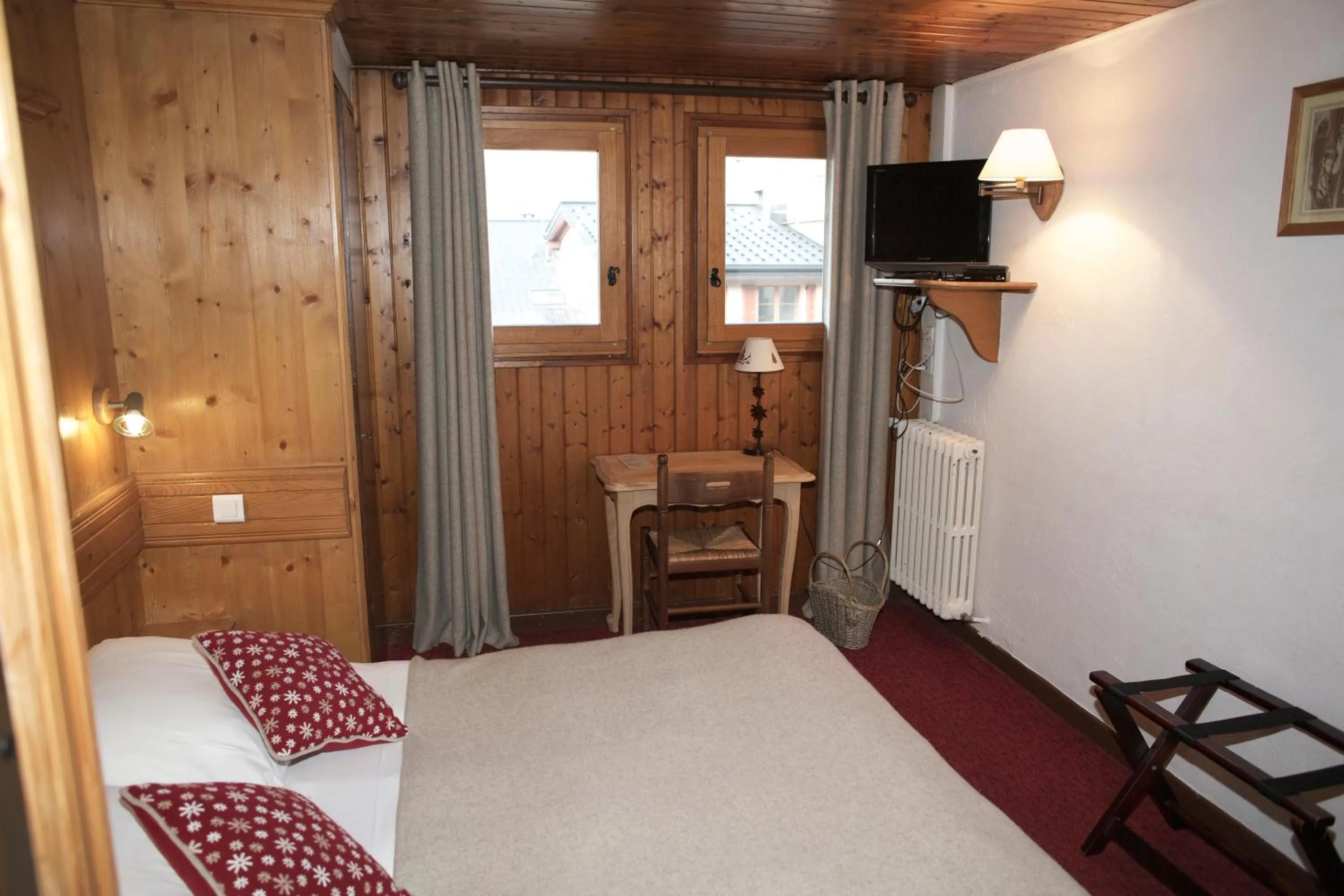 Photo of the whole room, Bed in Hôtel Val d'Este