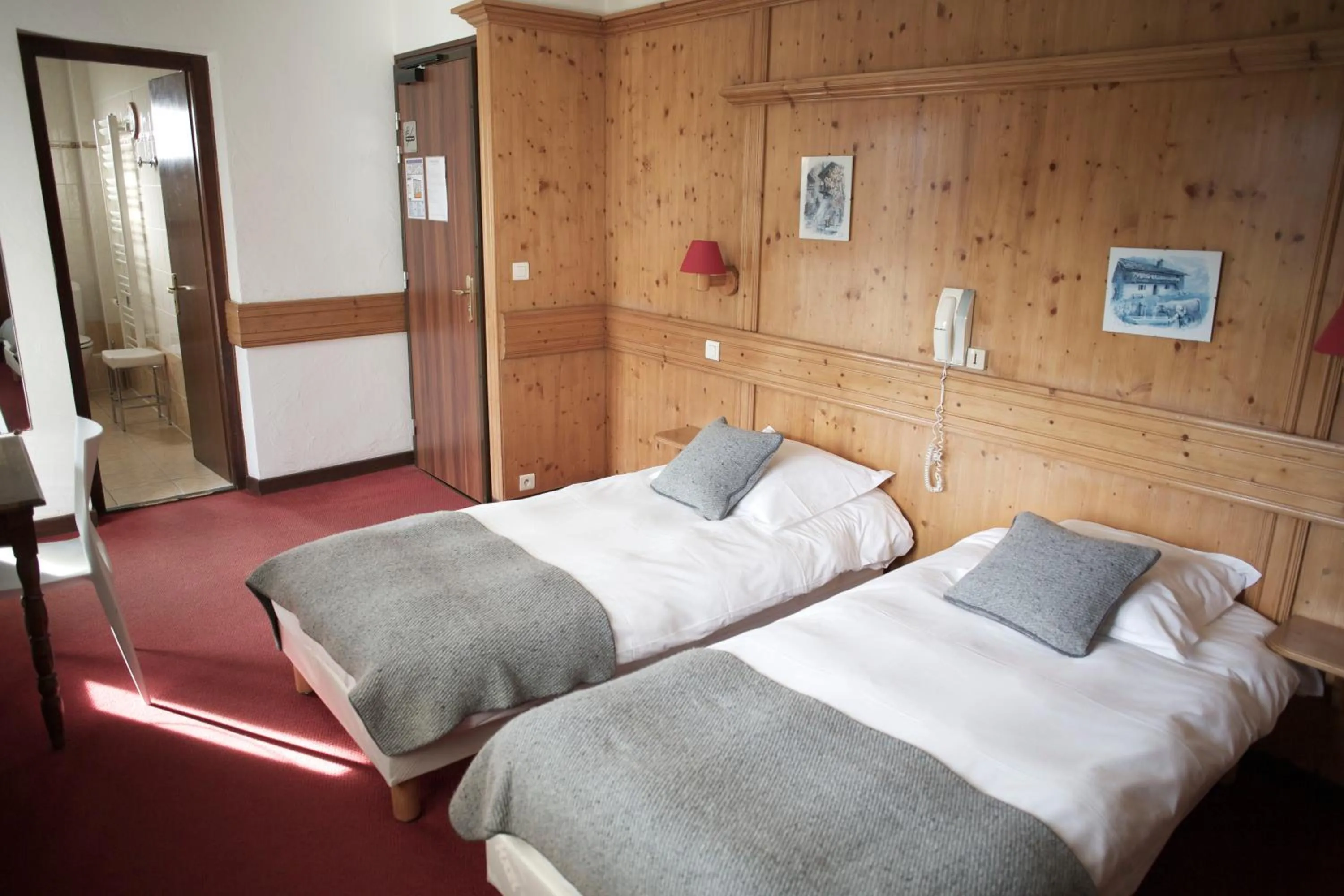 Photo of the whole room, Bed in Hôtel Val d'Este