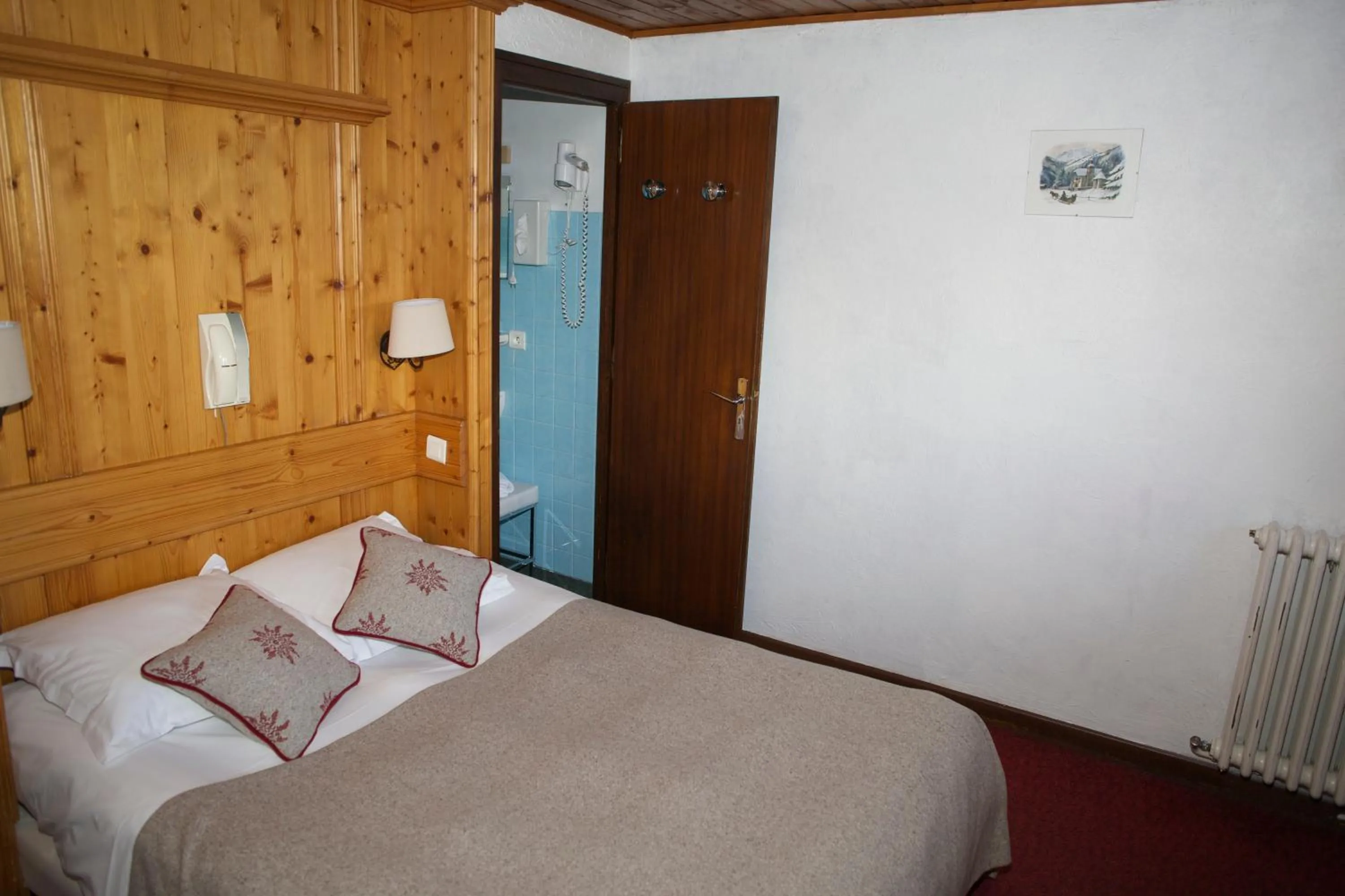 Photo of the whole room, Bed in Hôtel Val d'Este