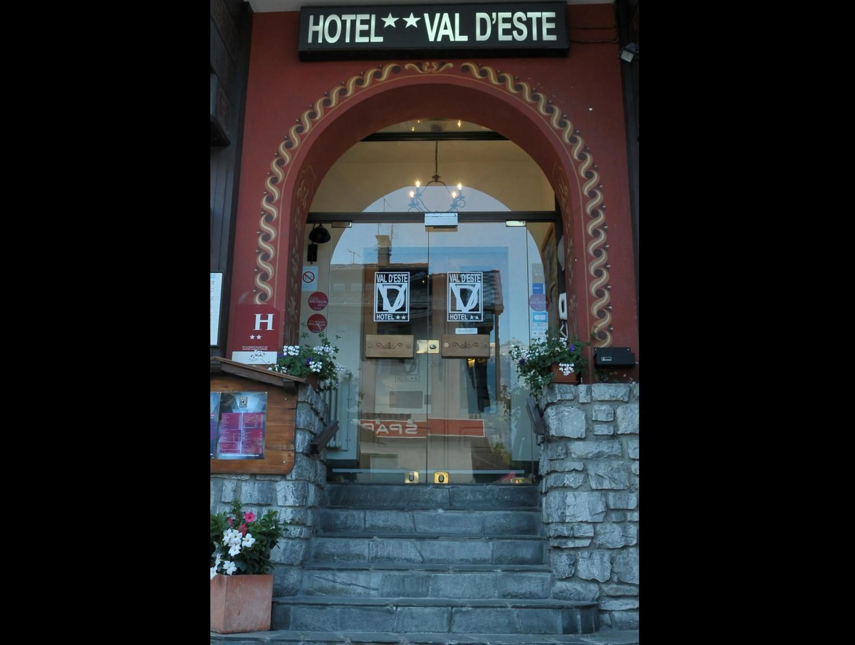 Facade/entrance in Hôtel Val d'Este