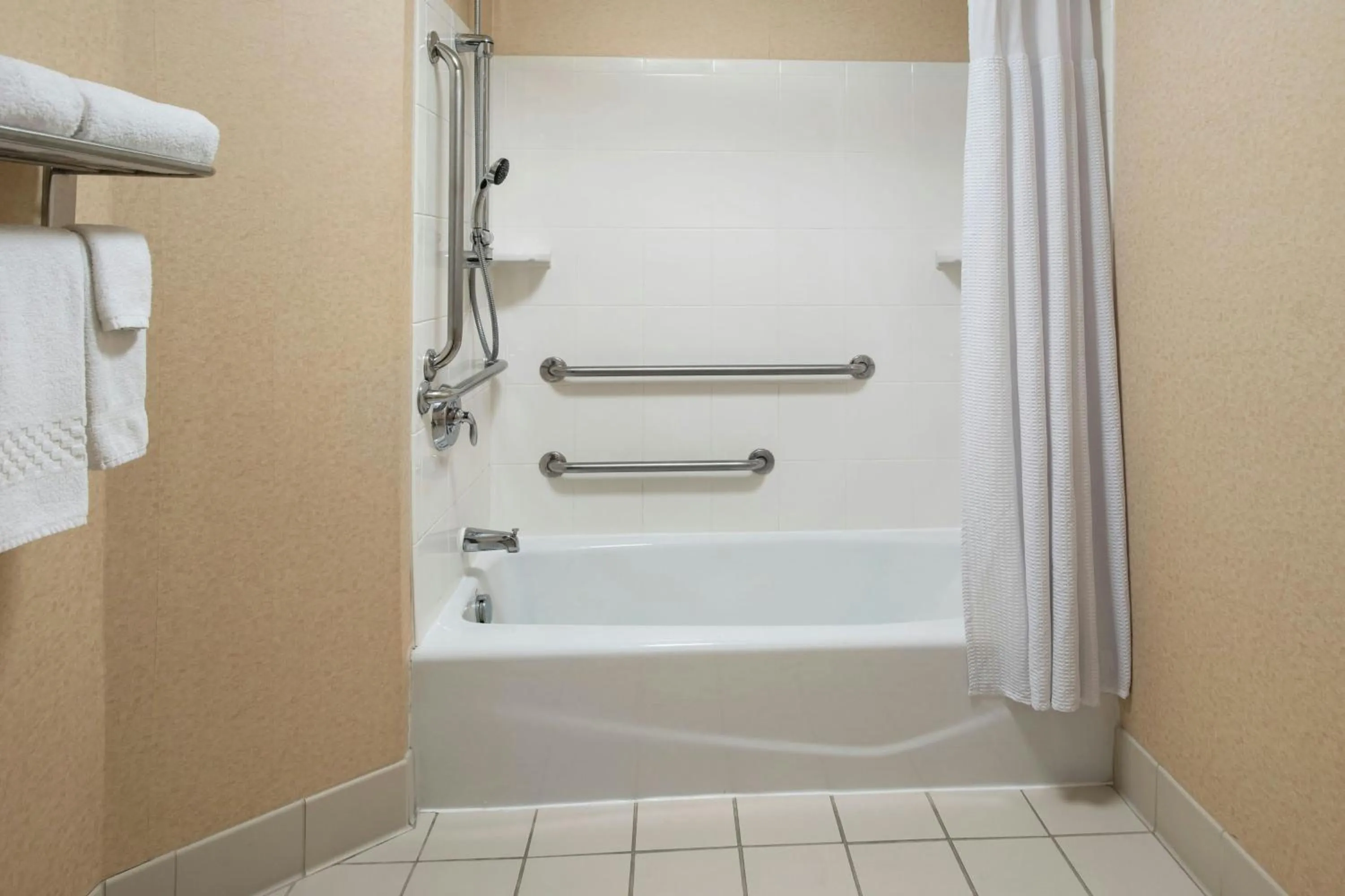 Bathroom in SpringHill Suites by Marriott Albany Latham-Colonie