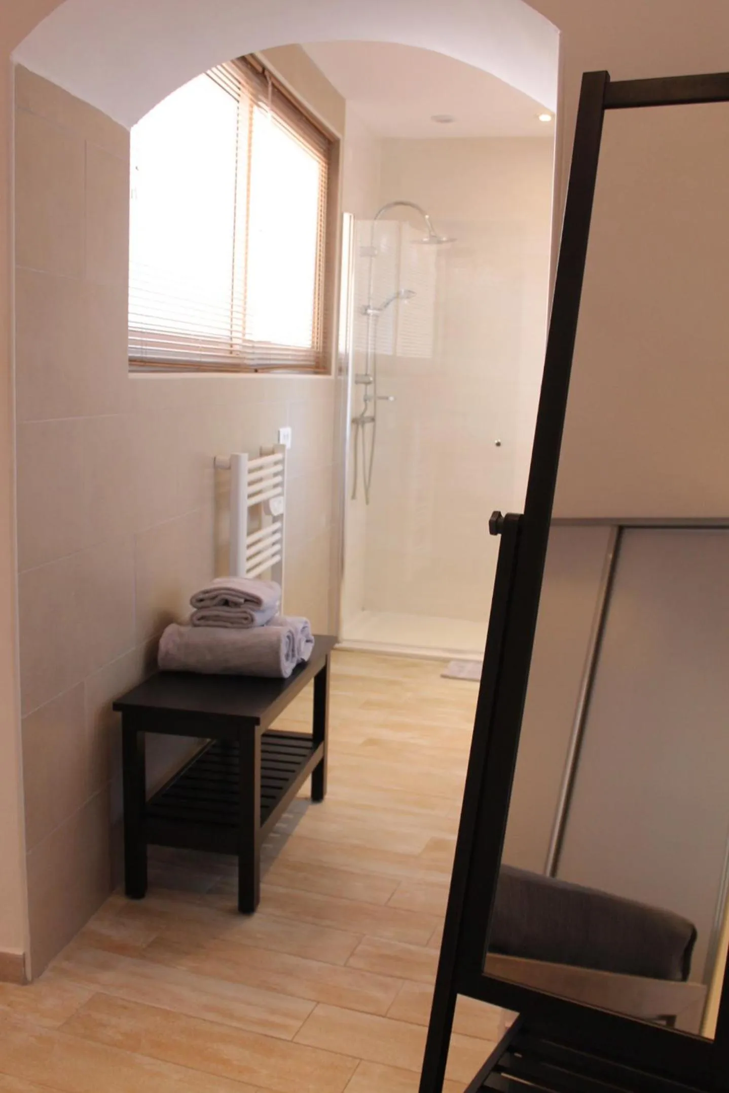 Bathroom, Bed in Les Appartements du Port