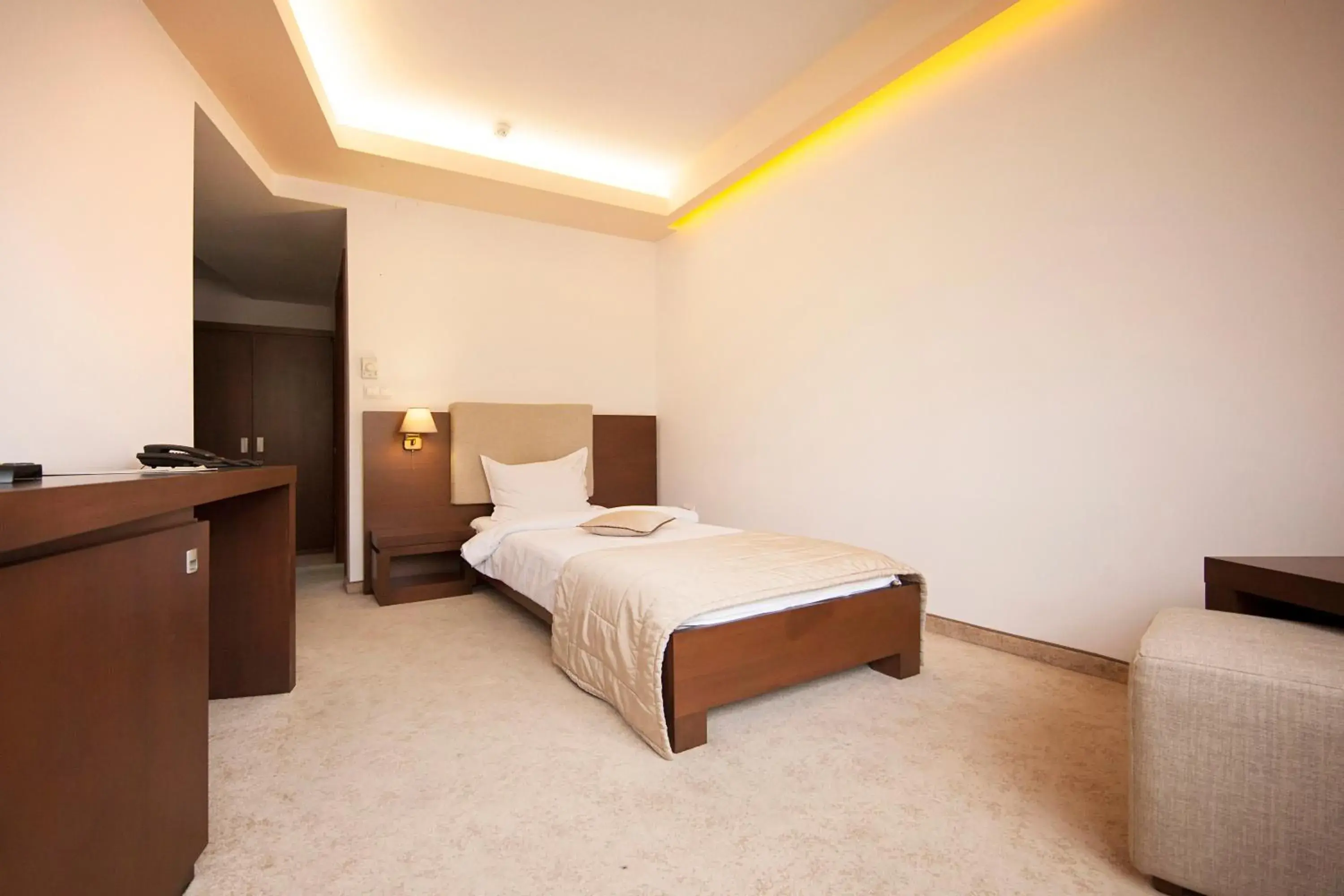 Single Room in Hotel Yesterday Single Room in Hotel Yesterday