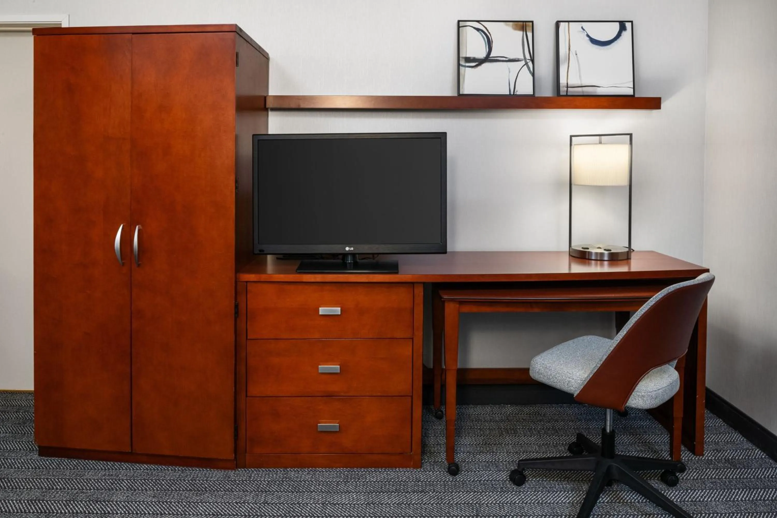 Photo of the whole room in Courtyard by Marriott Anchorage Airport