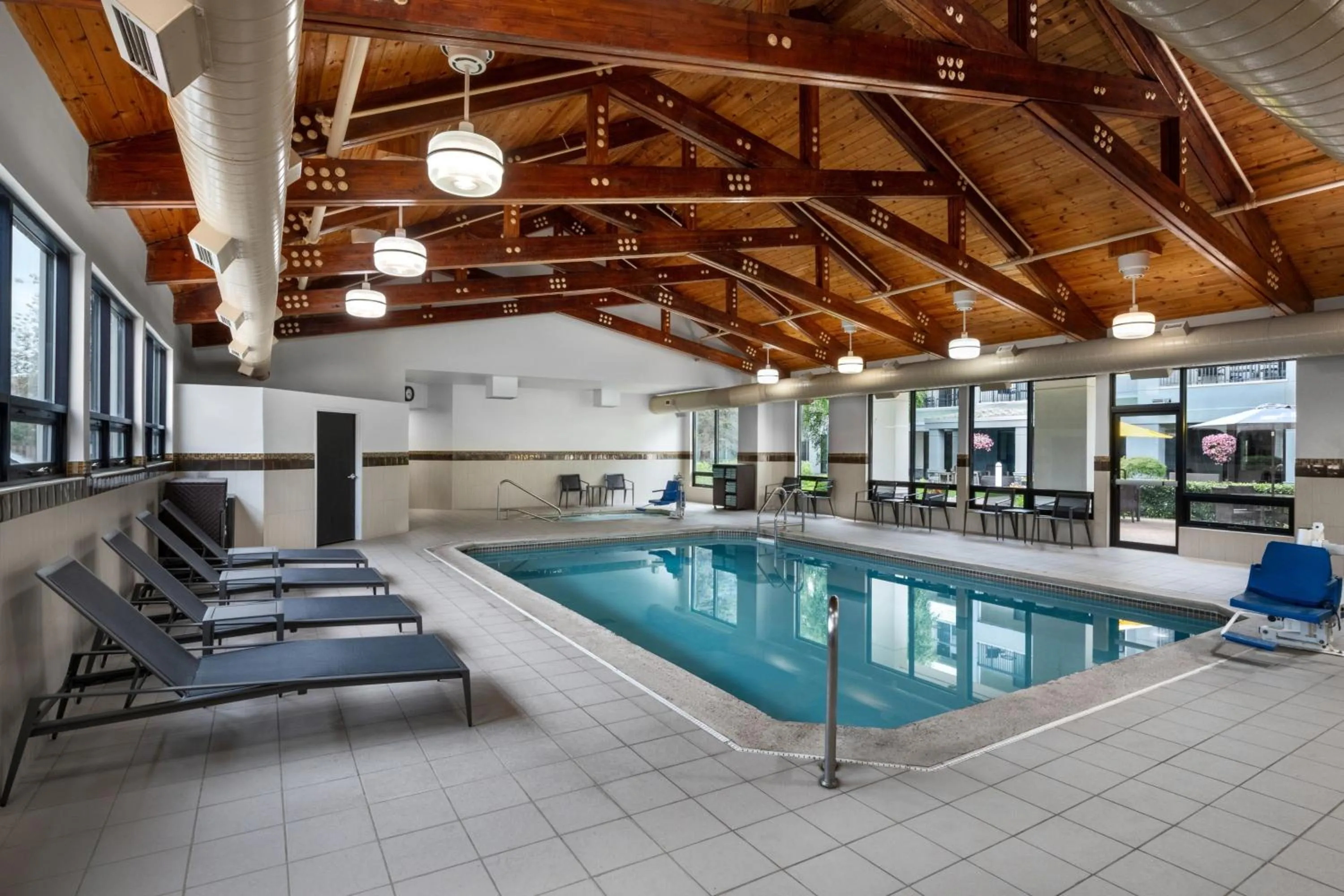Swimming pool in Courtyard by Marriott Anchorage Airport