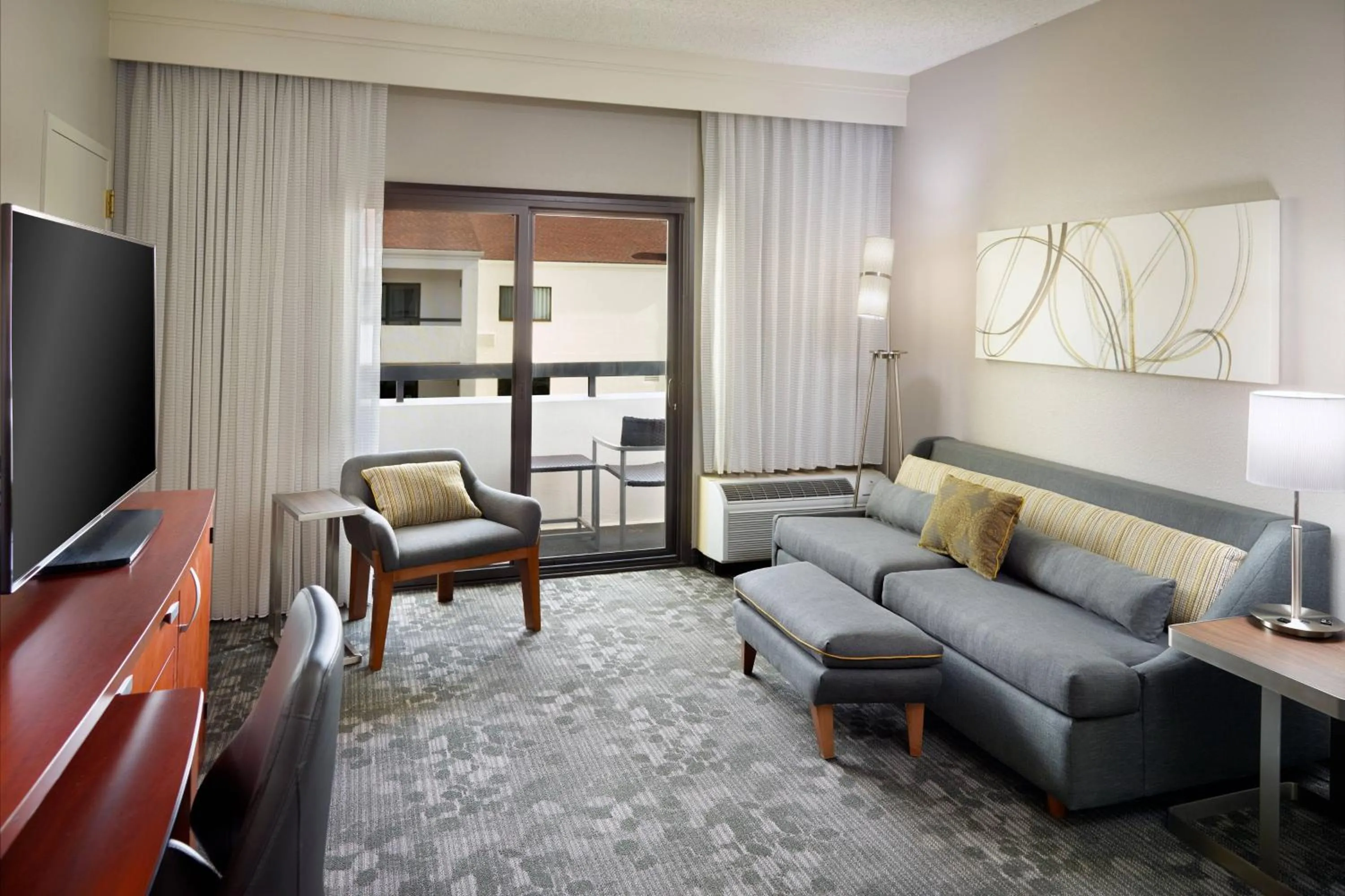 Living room in Courtyard by Marriott Atlanta Airport South/Sullivan Road