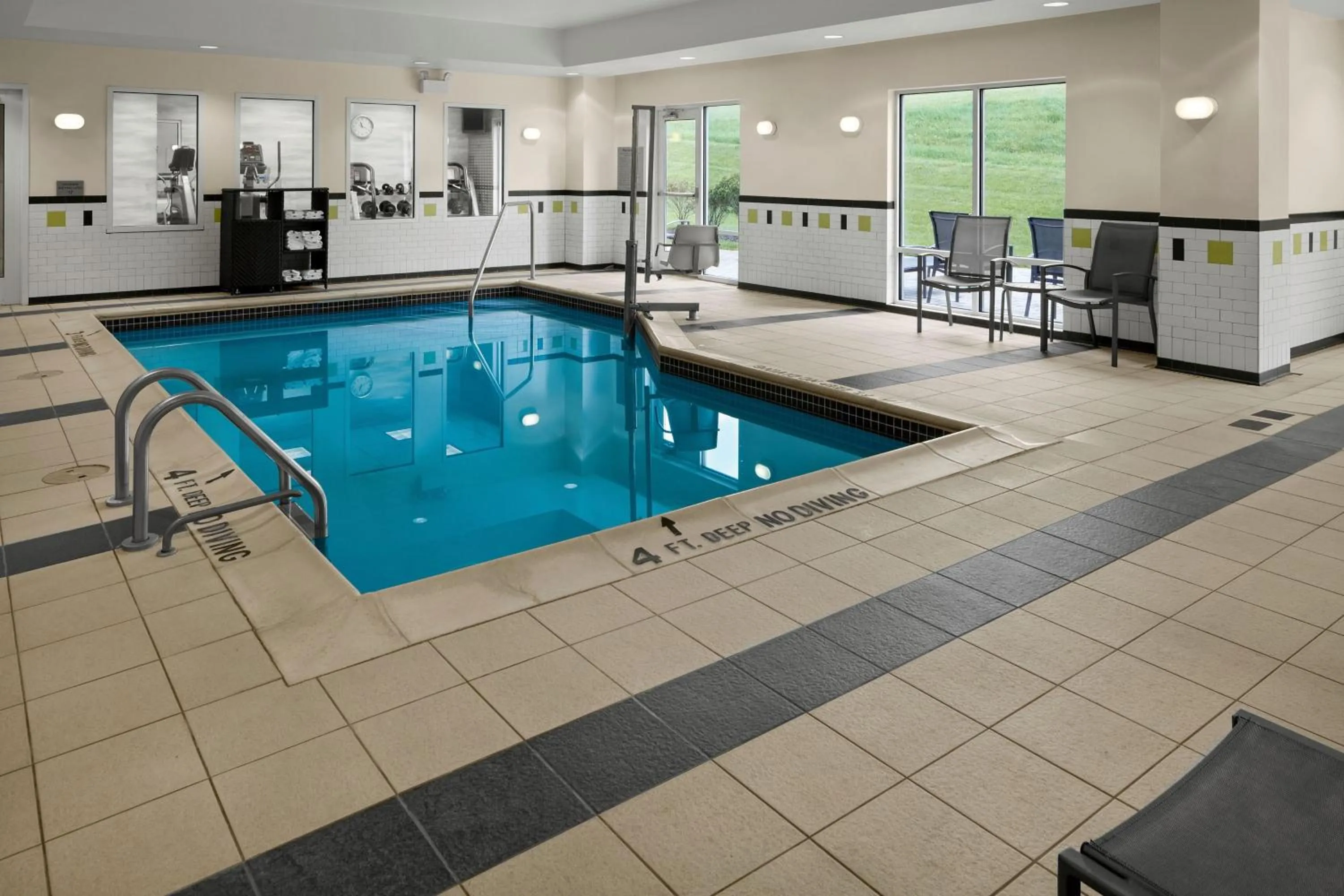 Swimming pool in Fairfield Inn & Suites Bedford
