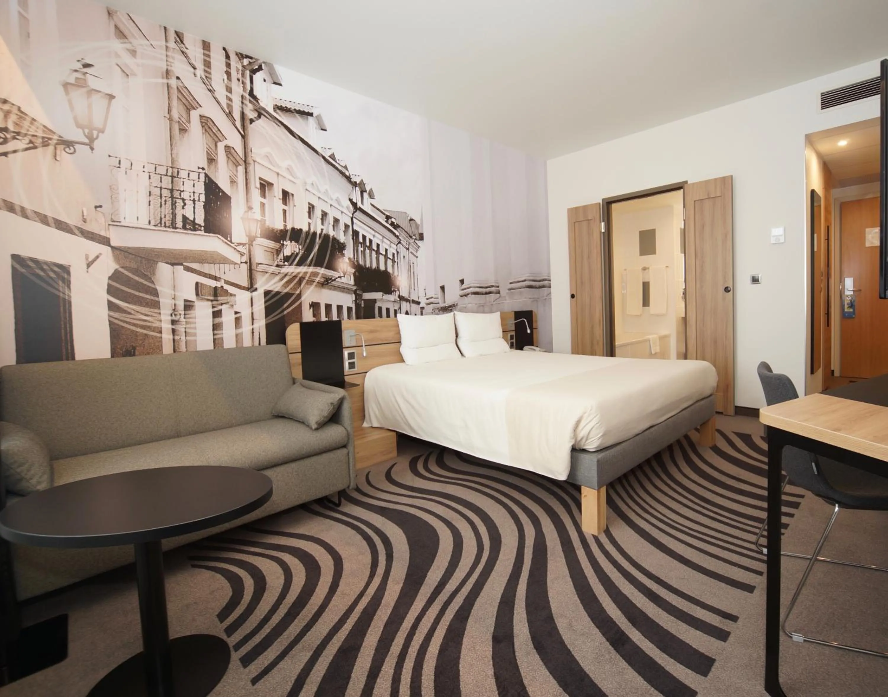 Photo of the whole room in Novotel Vilnius Centre