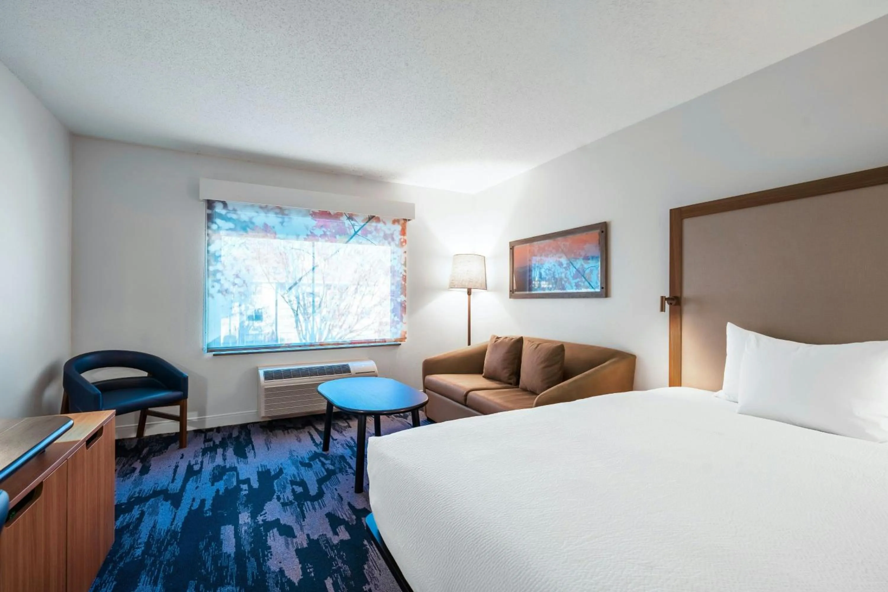 Photo of the whole room, Bed in Fairfield Inn & Suites by Marriott Atlanta Kennesaw